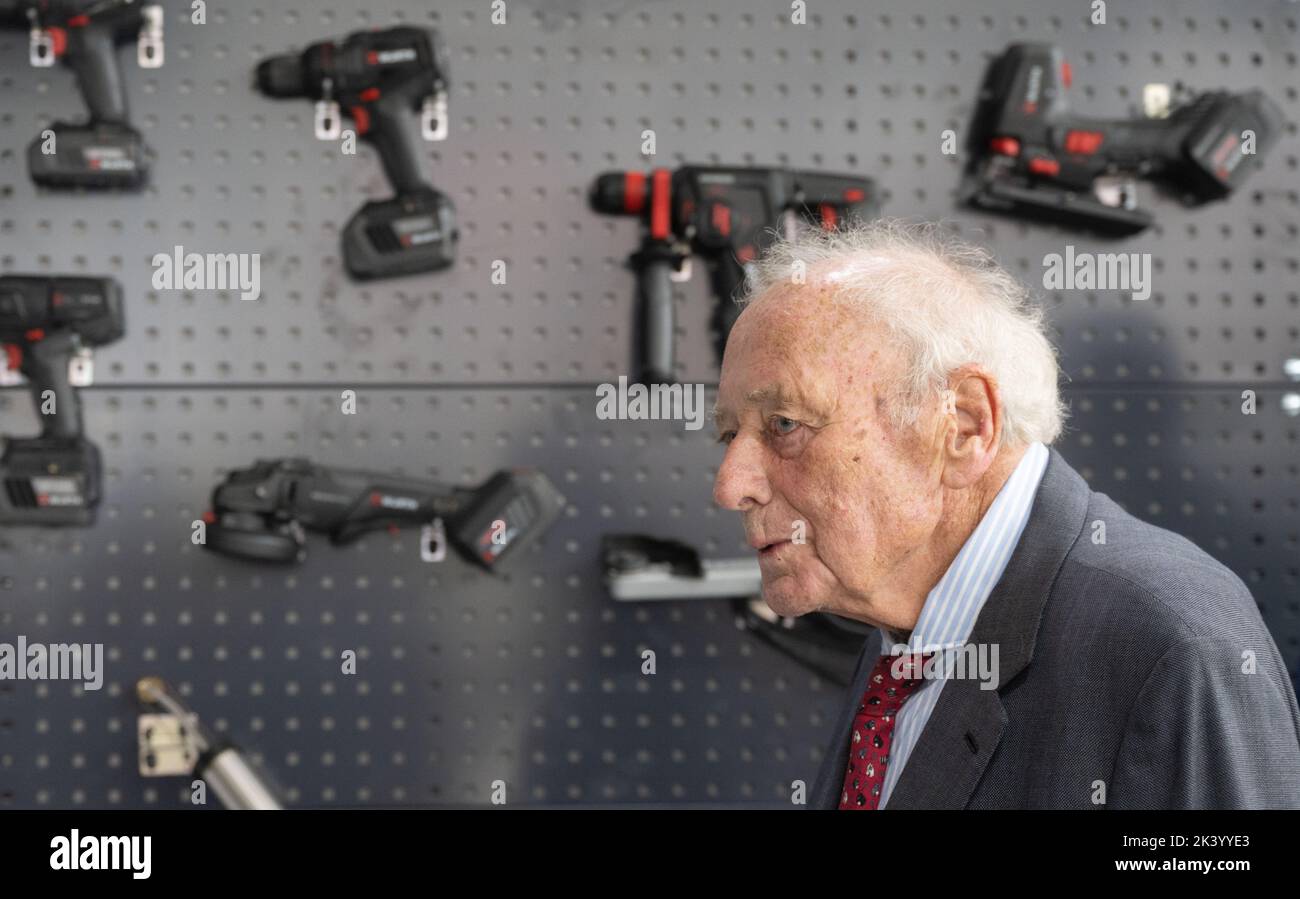 28 September 2022, Baden-Württemberg, Künzelsau: Reinhold Würth takes a tour of the Curio Innovation Center of the Würth Group. According to the company, which is known for screws and dowels, laboratories and workplaces for around 250 people are available on an area of around 15,500 square meters. Photo: Marijan Murat/dpa Stock Photo
