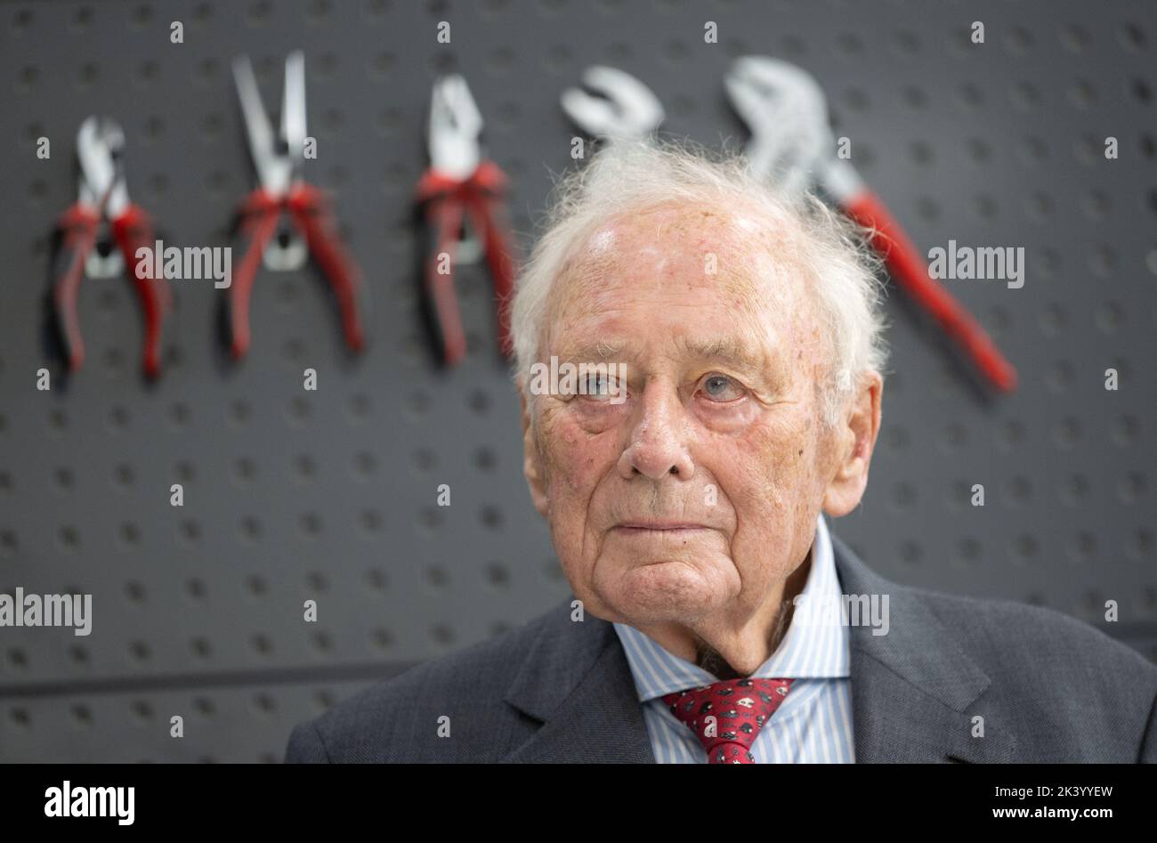 28 September 2022, Baden-Württemberg, Künzelsau: Reinhold Würth takes a tour of the Curio Innovation Center of the Würth Group. According to the company, which is known for screws and dowels, laboratories and workplaces for around 250 people are available on an area of around 15,500 square meters. Photo: Marijan Murat/dpa Stock Photo
