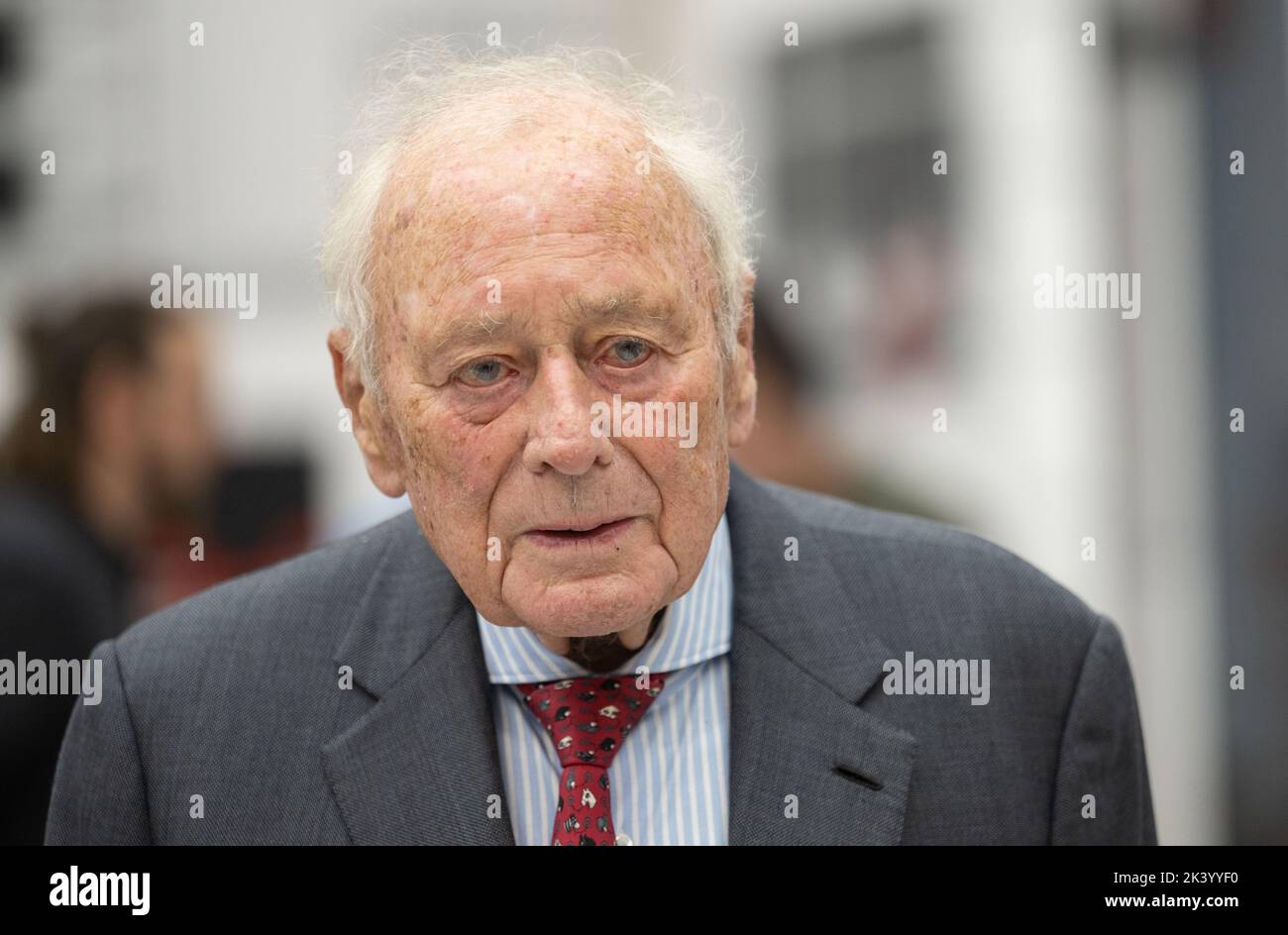 28 September 2022, Baden-Württemberg, Künzelsau: Reinhold Würth takes a tour of the Curio Innovation Center of the Würth Group. According to the company, which is known for screws and dowels, laboratories and workplaces for around 250 people are available on an area of around 15,500 square meters. Photo: Marijan Murat/dpa Stock Photo