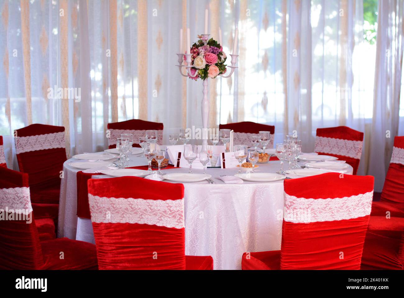 Round table with red chairs Stock Photo Alamy