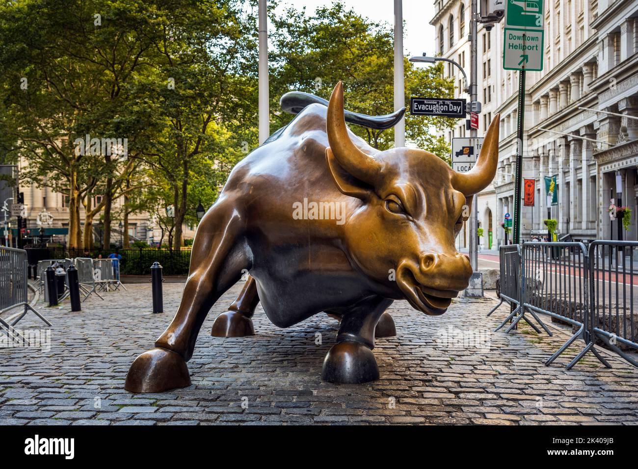The 'Charging Bull' bronze sculpture, Lower Manhattan, New York, USA Stock Photo