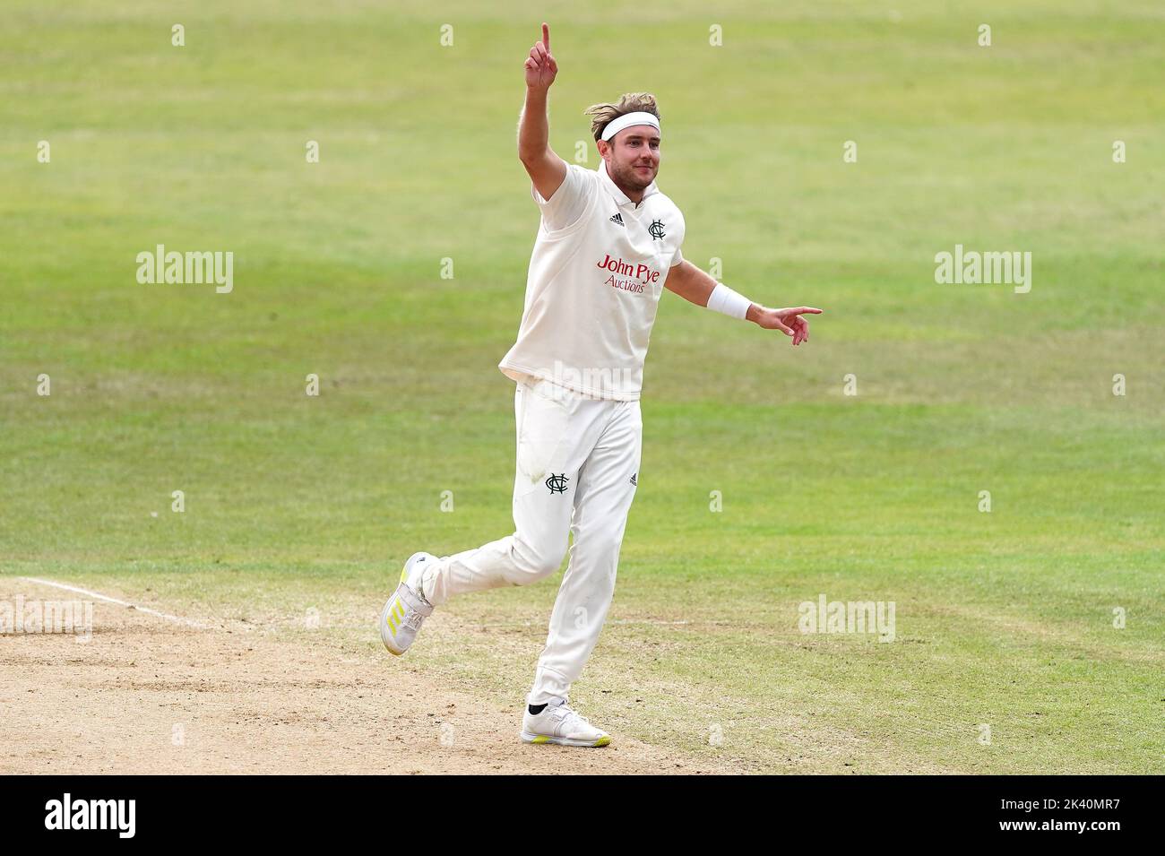Nottinghamshire's Stuart Broad celebrates the wicket of Durham's Chris Benjamin during day four of the LV= Insurance County Championship, Division two match at Trent Bridge, Nottingham. Picture date: Thursday September 29, 2022. Stock Photo