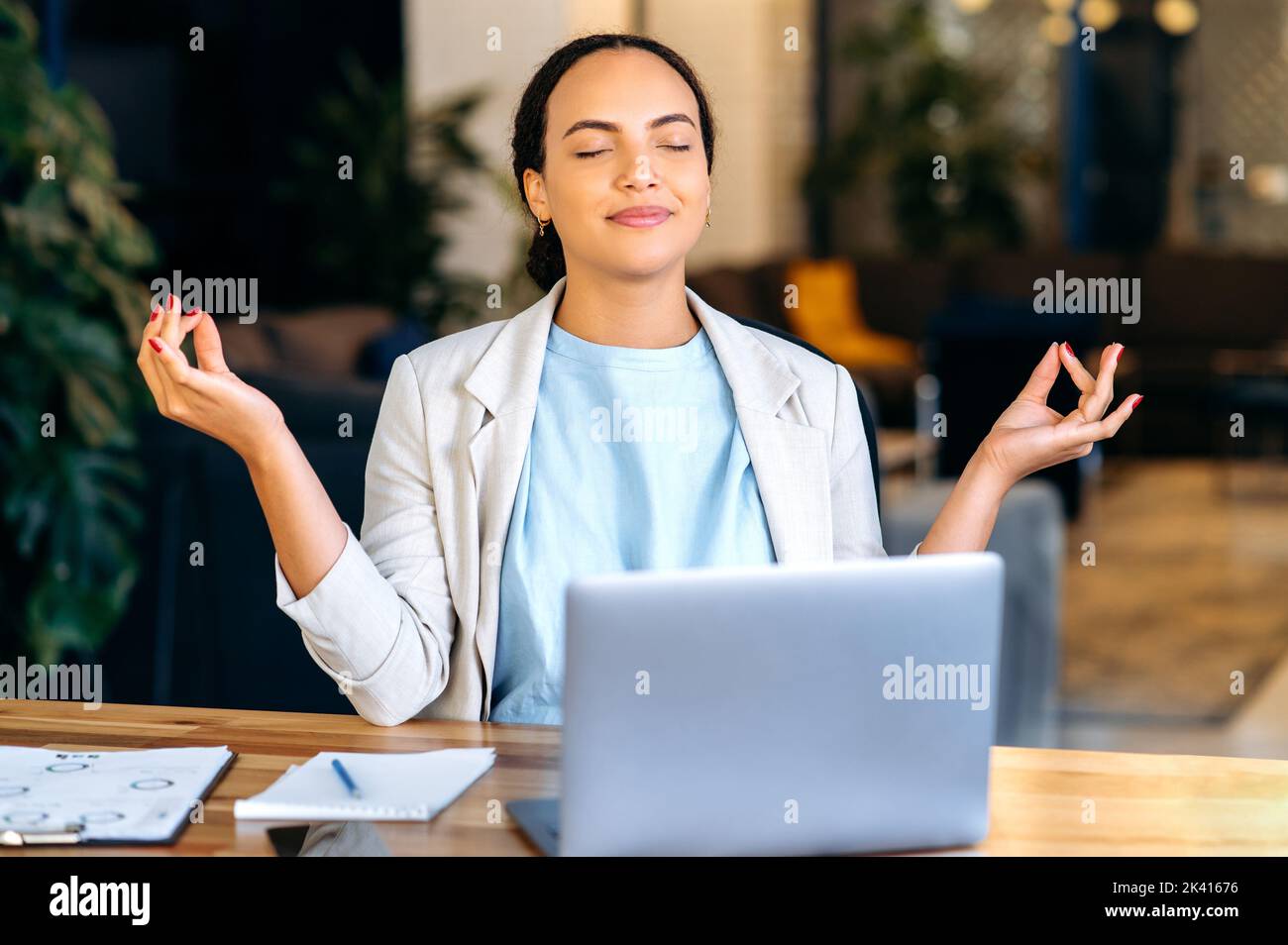 Career woman and office hi-res stock photography and images - Page 2 - Alamy