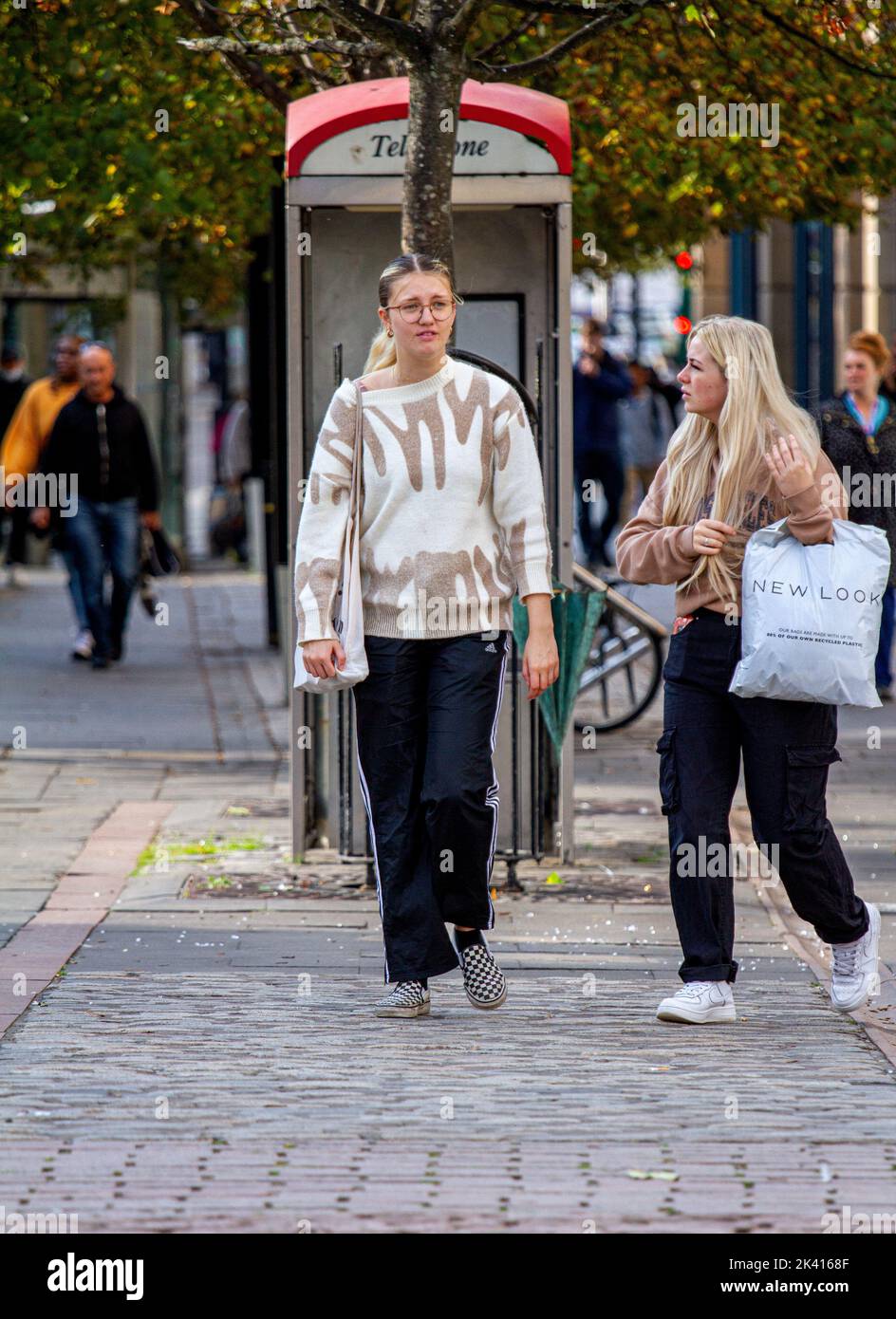 Dundee, Tayside, Scotland, UK. 29th Sep, 2022. UK Weather: Temperatures in some parts of Northeast Scotland reached 18°C on this bright and warm Autumn Day. Local fashionable women are out and about shopping in Dundee city centre while also enjoying the warm late September weather, somewhat cautiously spending their money due to the extremely high cost of living. Credit: Dundee Photographics/Alamy Live News Stock Photo