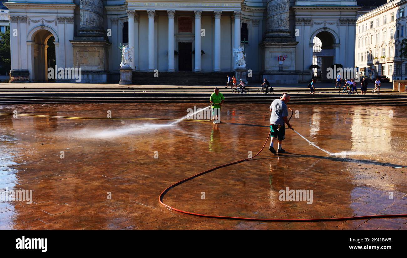 Wien, Karlsplatz, Wien Brunnen, Arbeiter reinigen den Springbrunnen am Karlsplatz Stock Photo