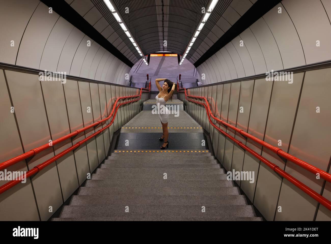 schöne Frau, Wien Frau, Wien schöne Frau, U Bahn, U Bahnstation
