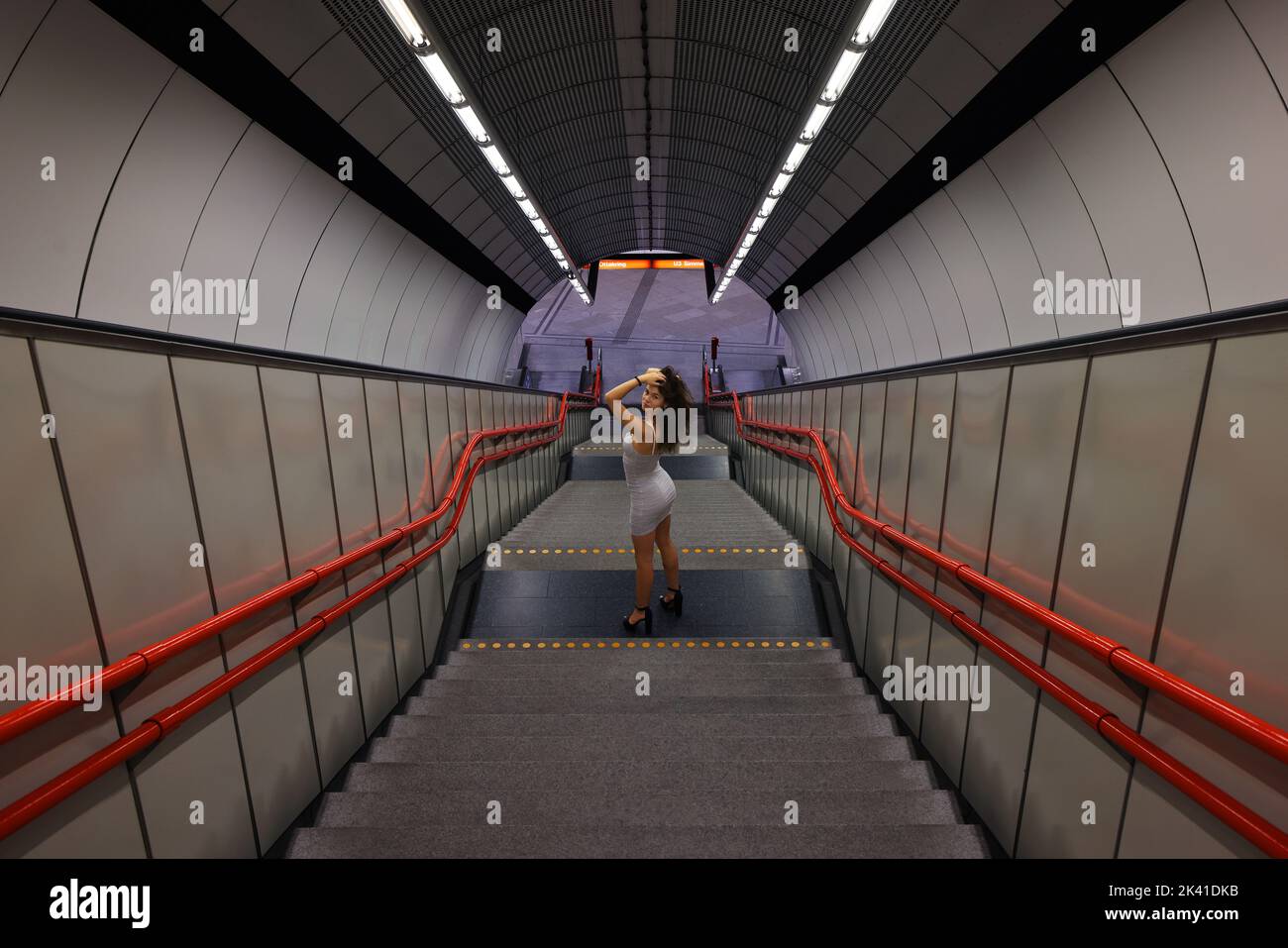 schöne Frau, Wien Frau, Wien schöne Frau, U Bahn, U Bahnstation