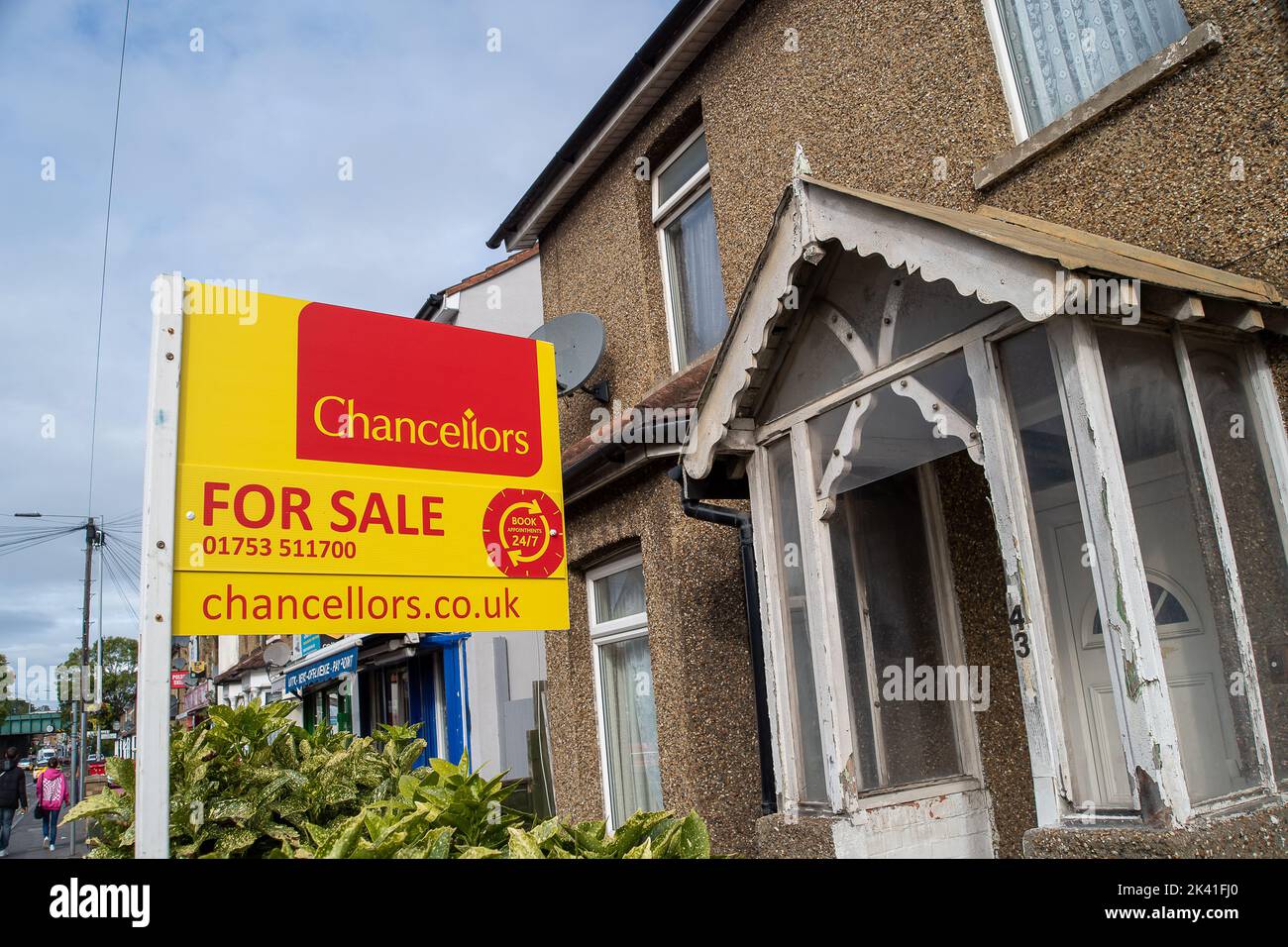 Slough, Berkshire, UK. 29th September, 2022. A property for sale sign