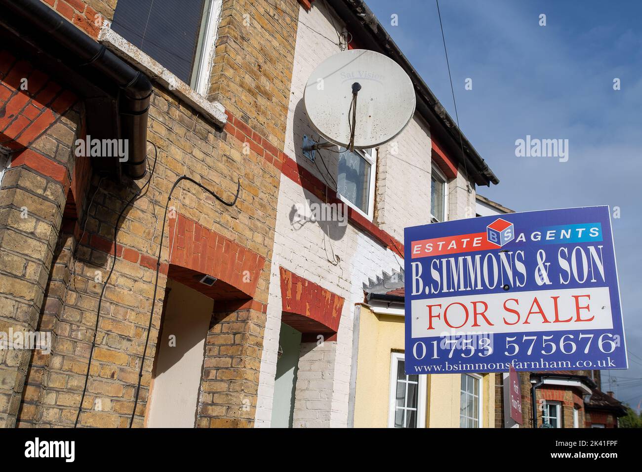 Slough, Berkshire, UK. 29th September, 2022. A property for sale sign