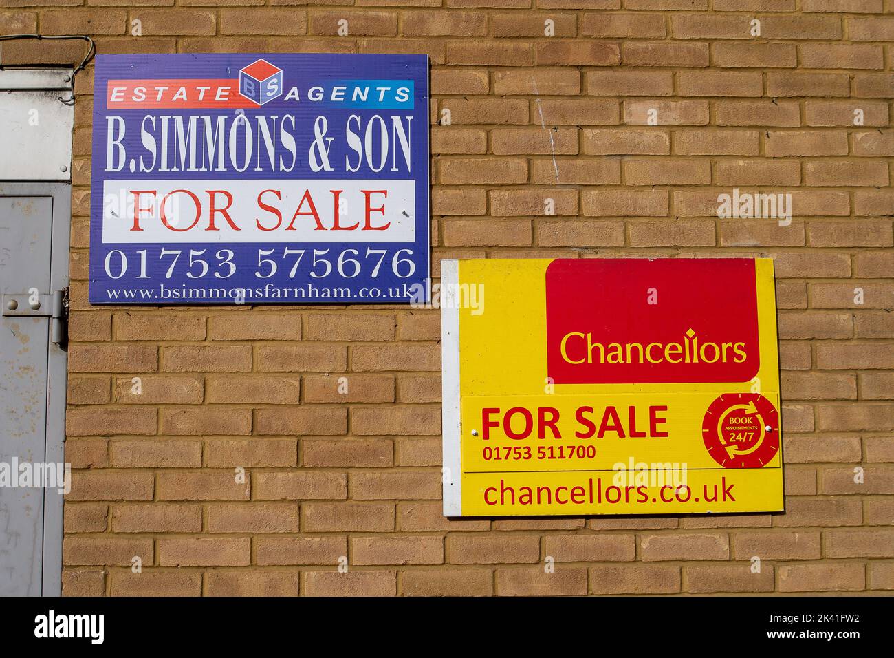 Slough, Berkshire, UK. 29th September, 2022. A property for sale sign