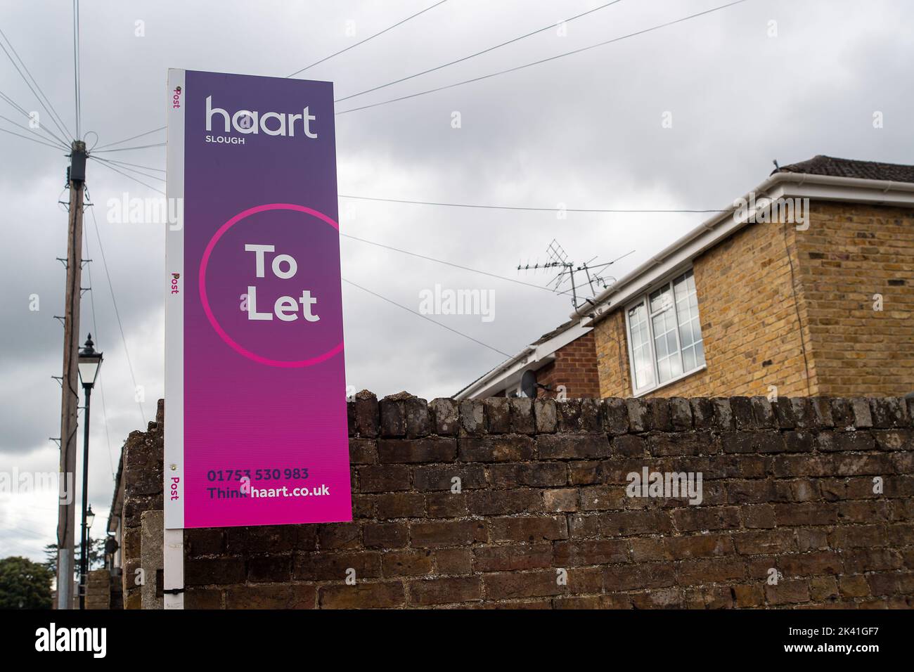 Slough, Berkshire, UK. 29th September, 2022. A to let sign outside a house  in Slough town centre. Following the mini-budget announced last week by the Chancellor, Kwasi Kwarteng, according to Moneyfacts, 40% of mortgage deals are now reported to have been withdrawn from the market. Property prices are now predicted to fall whilst mortgage rates increase. Credit: Maureen McLean/Alamy Live News Stock Photo