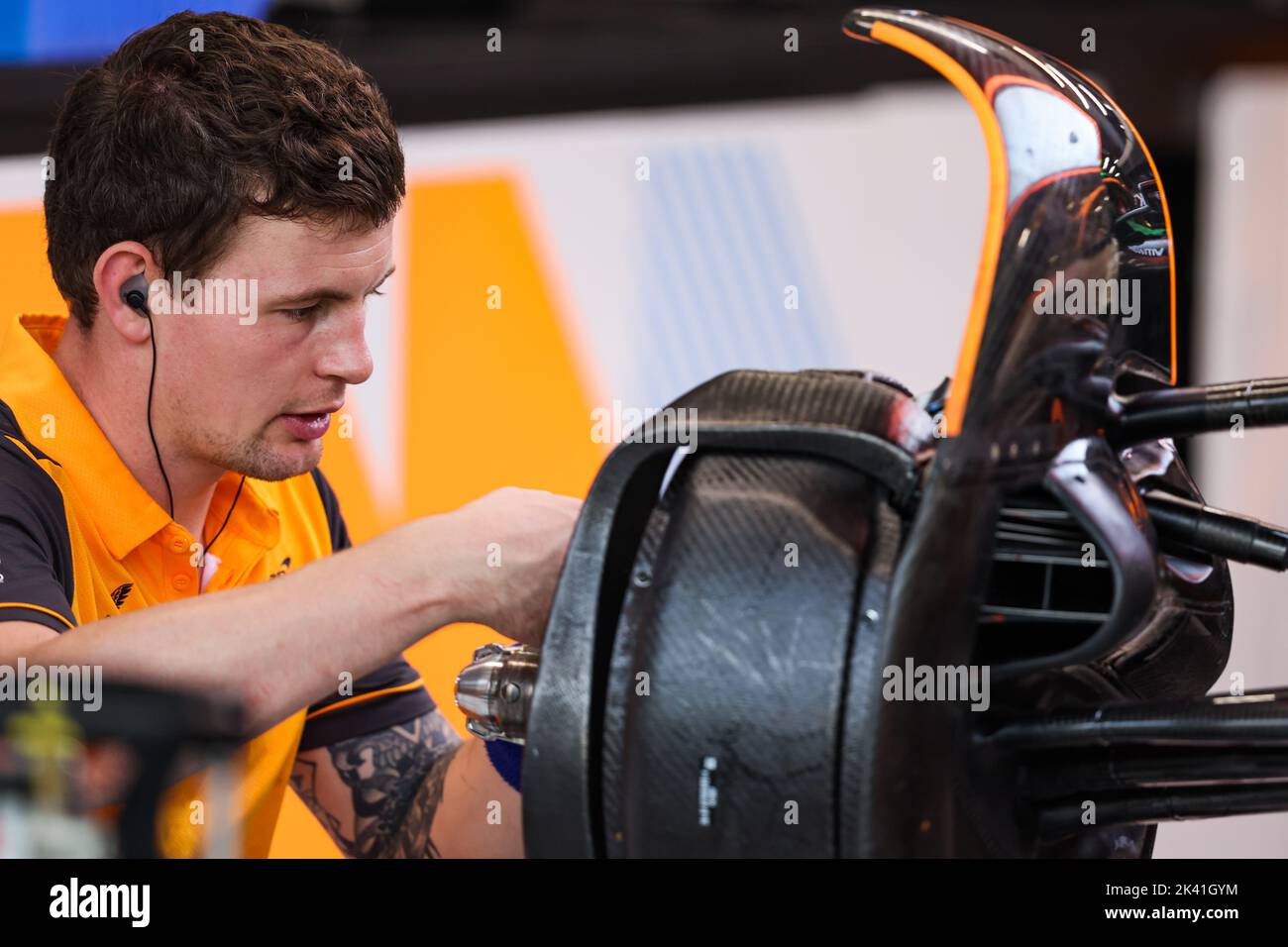 McLaren F1 Team, ambiance mechanic during the Formula 1 Singapore Airlines Singapore Grand Prix 2022, 17th round of the 2022 FIA Formula One World Championship from September 30 to October 02, 2022 on the Marina Bay Street Circuit, in Singapore - Photo: Florent Gooden / Dppi/DPPI/LiveMedia Stock Photo