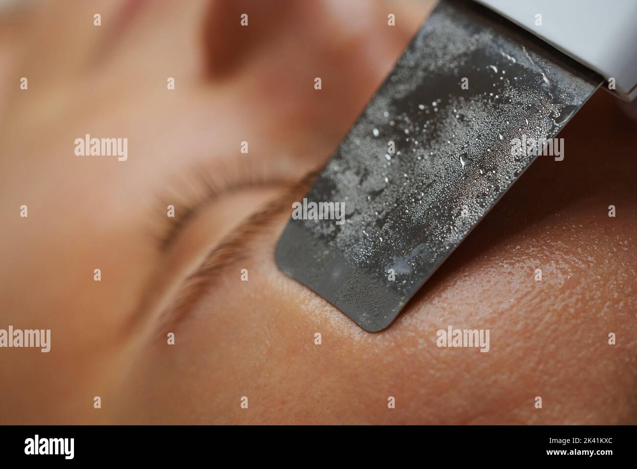 Ultrasonic cleaning of women's skin in a beauty salon Stock Photo - Alamy