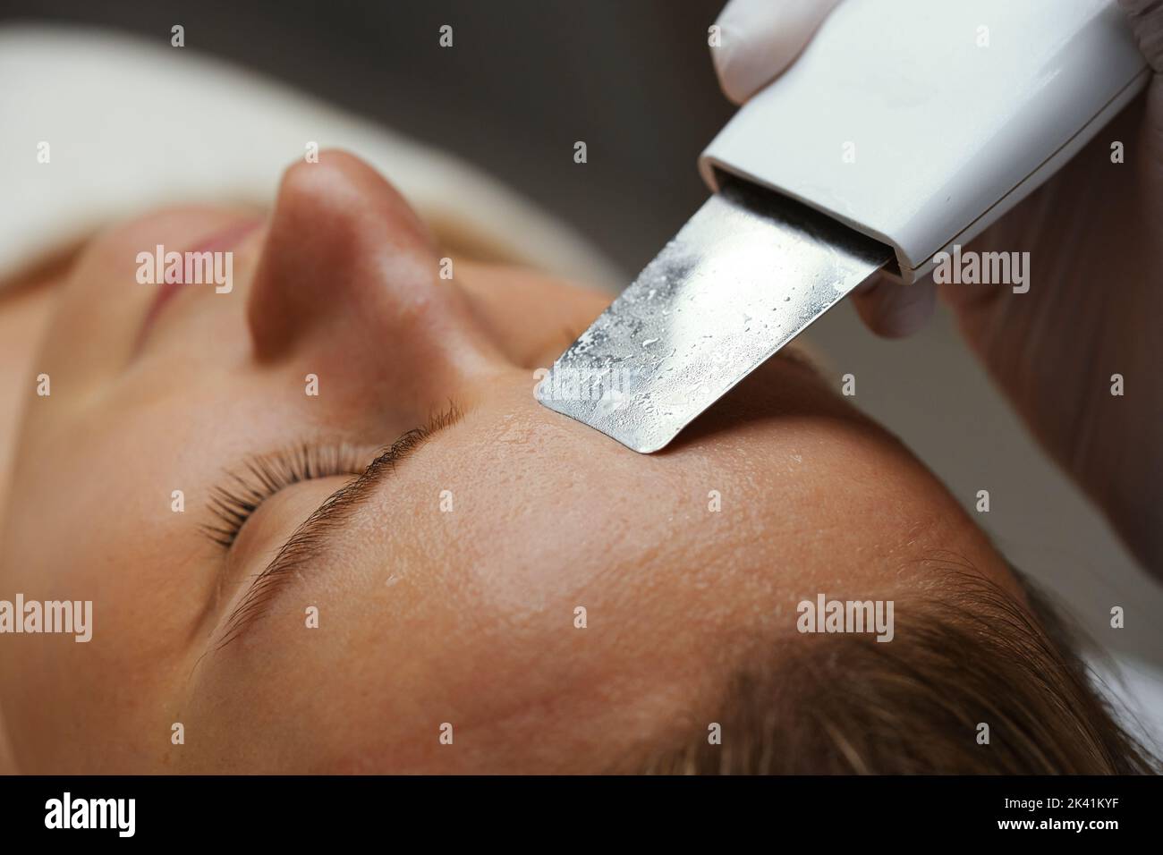 Ultrasonic cleaning of women's skin in a beauty salon Stock Photo - Alamy