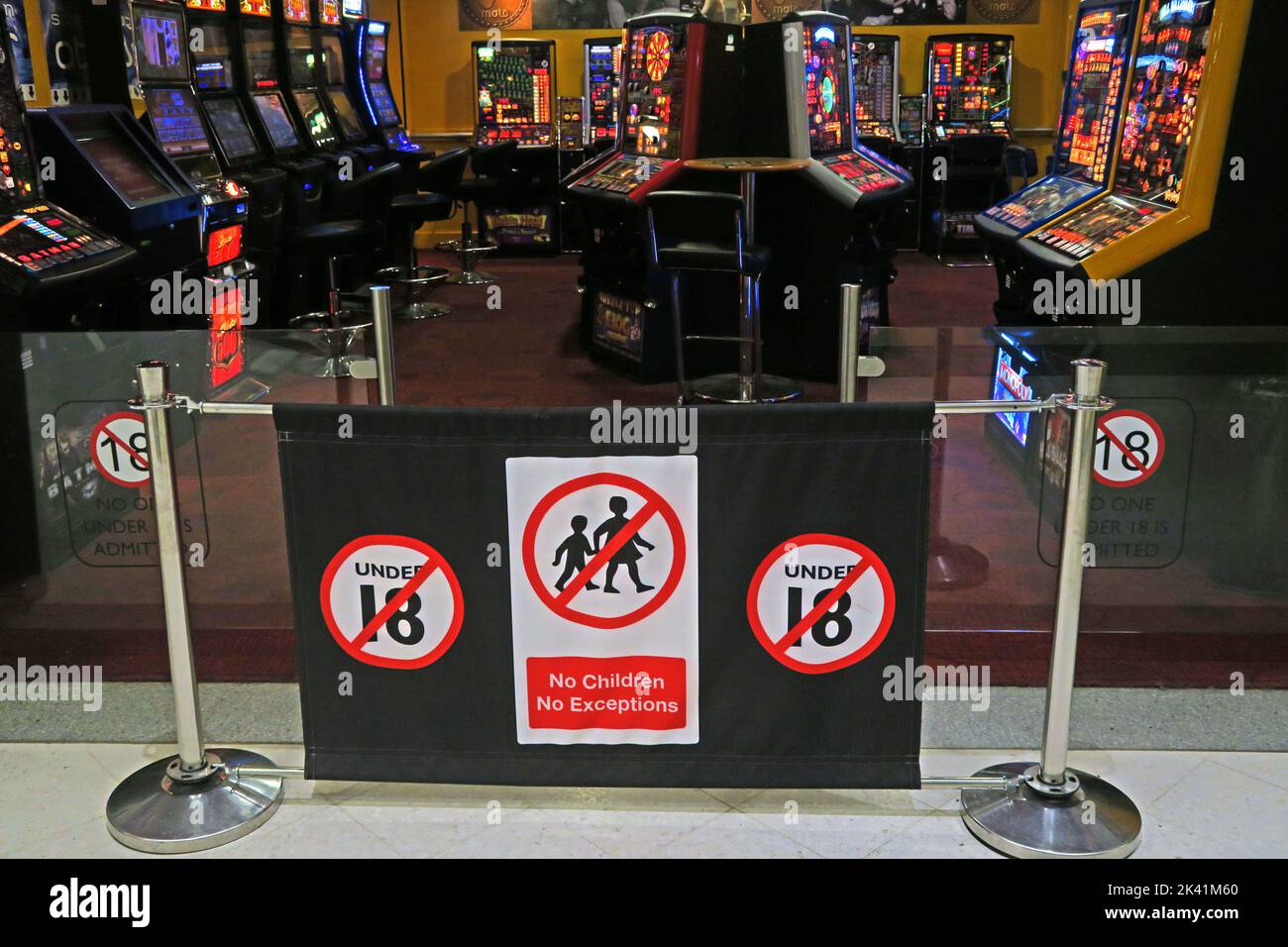 Prize slots No Children No Exceptions sign at motorway services Stock Photo