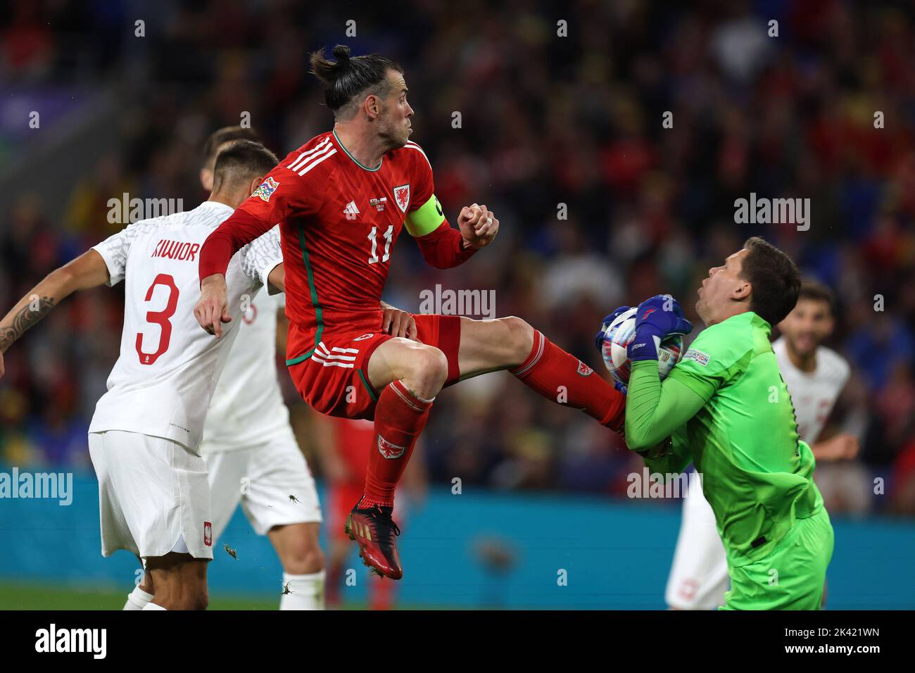 Gareth Bale of Wales (l) collides with Wojciech Szczesny, the goalkeeper of Poland.  UEFA Nations league, group D match, Wales v Poland at the Cardiff Stock Photo