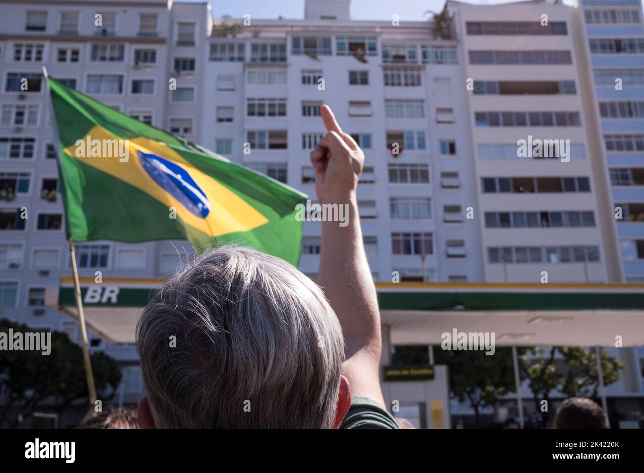 Bolsonaro's supporters hold a political demonstration on Copacabana Beach on the date of celebration of Brazil's 200 years of independence. Demonstrator offends and curses resident who expressed sympathy for presidential candidate Luis Inácio Lula da Silva Stock Photo