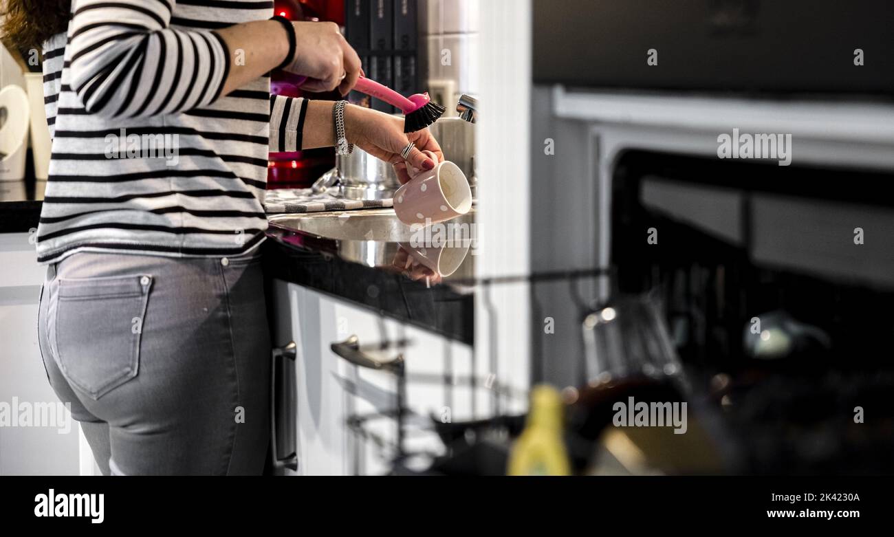 2022-09-29 14:00:08 ILLUSTRATIVE - A woman is washing dishes by hand to save energy. Gas supplies from Russia are declining as a result of the war with Ukraine. ANP ROB ENGELAAR netherlands out - belgium out Stock Photo