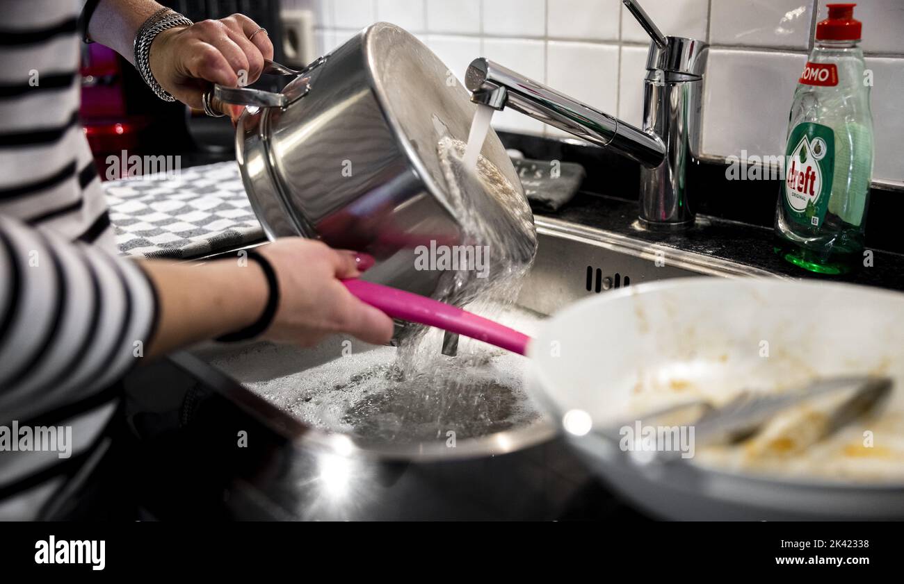 2022-09-29 13:59:18 ILLUSTRATIVE - A woman is washing dishes by hand to save energy. Gas supplies from Russia are declining as a result of the war with Ukraine. ANP ROB ENGELAAR netherlands out - belgium out Stock Photo