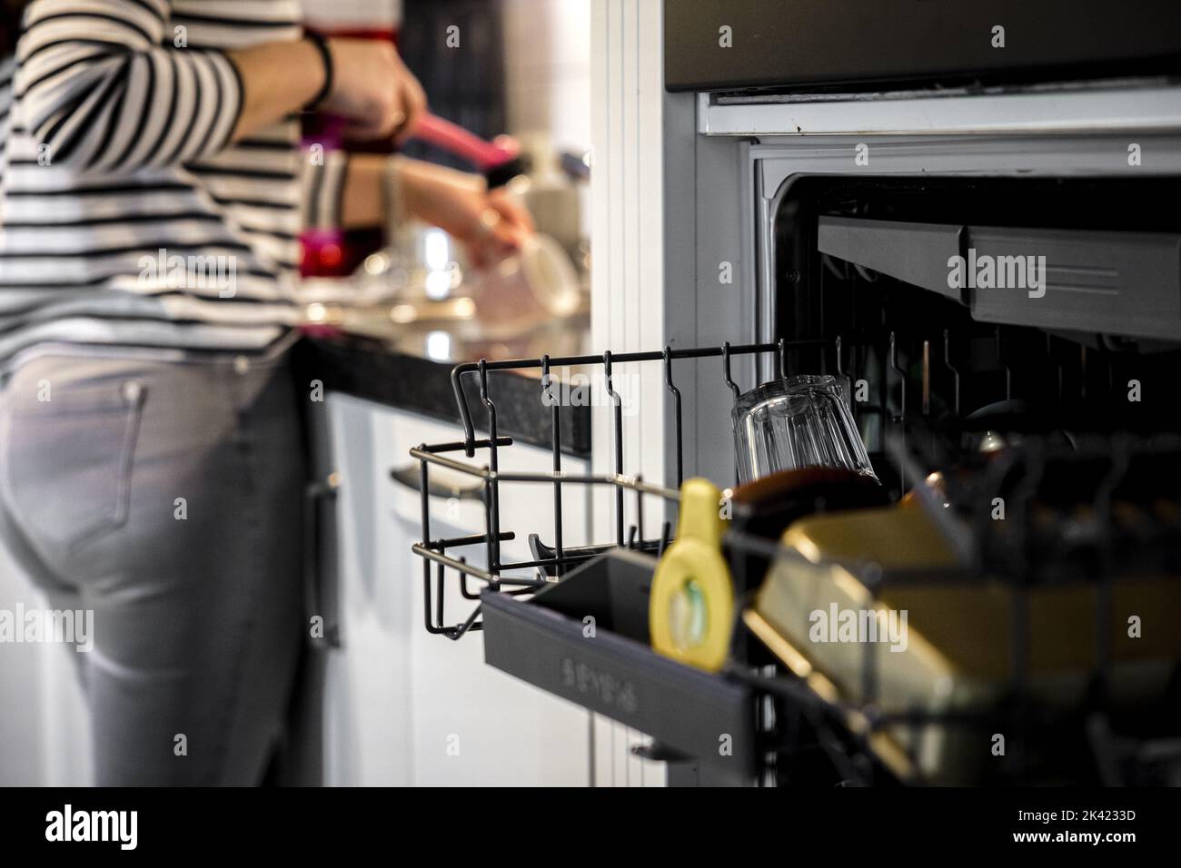 2022-09-29 14:00:03 ILLUSTRATIVE - A woman is washing dishes by hand to save energy. Gas supplies from Russia are declining as a result of the war with Ukraine. ANP ROB ENGELAAR netherlands out - belgium out Stock Photo