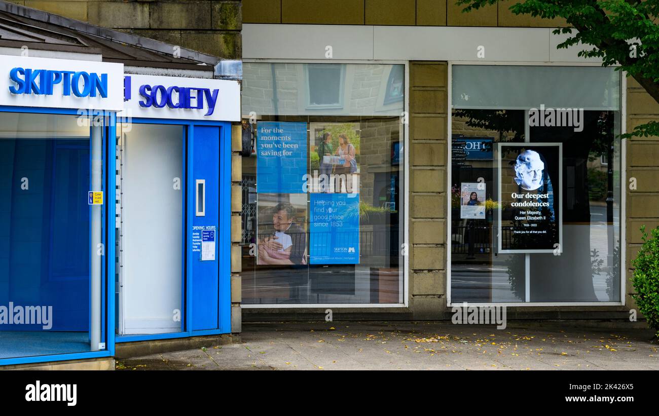 Tribute on Queen's death (poignant electronic digital shop front image, Elizabeth 2 II face, remembering commemorating, paying respects) - England UK. Stock Photo