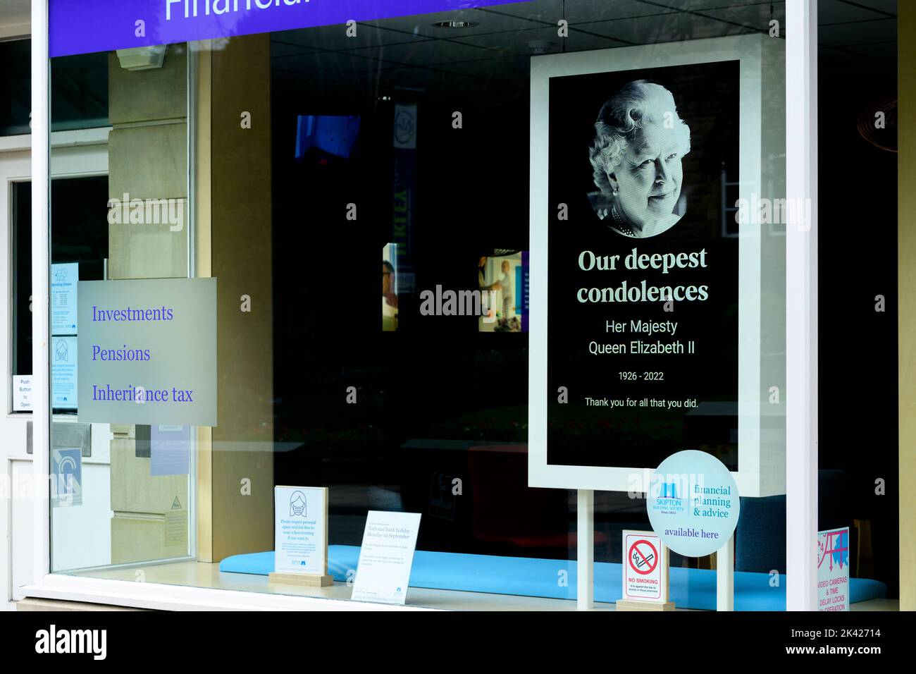 Tribute on Queen's death (poignant electronic digital shop front image, Elizabeth 2 II face, remembering commemorating, paying respects) - England UK. Stock Photo