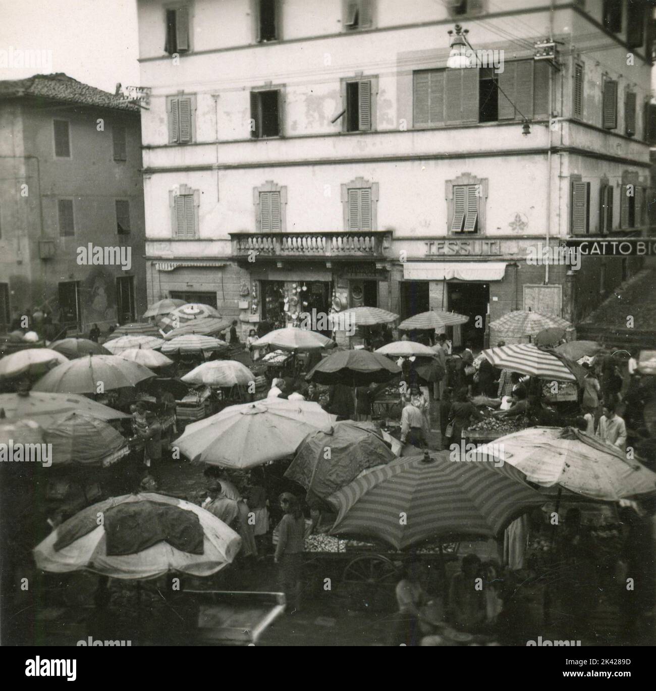 Market umbrellas in the square, Italy 1947 Stock Photo