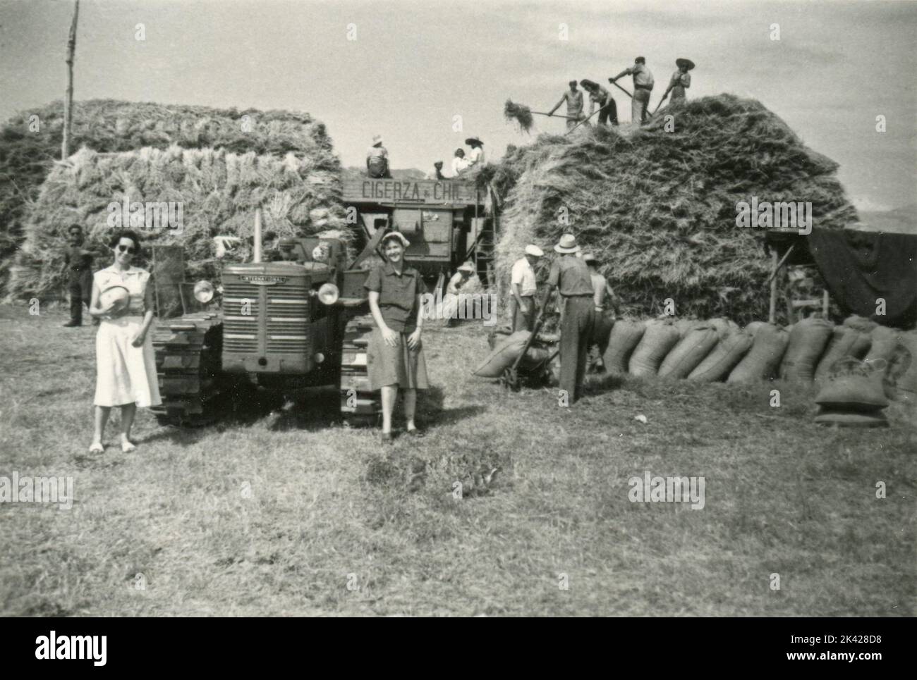 Threshing in the farmyard with thresher Cigerza & Chiesa, Italy 1940s Stock Photo