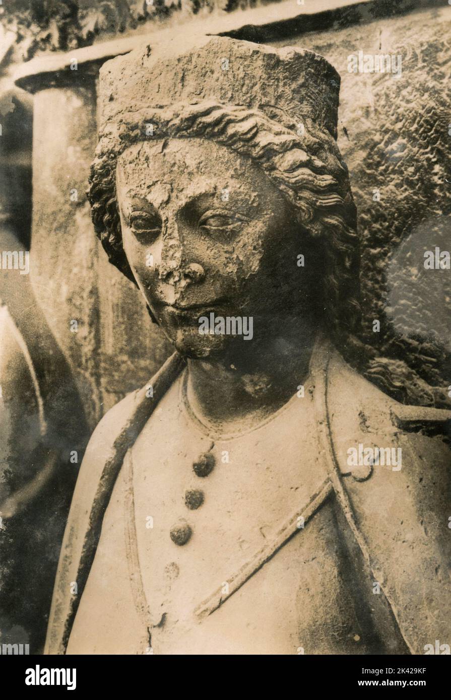 Statue of the western facade The Queen of Sheba, Cathedral of Reims