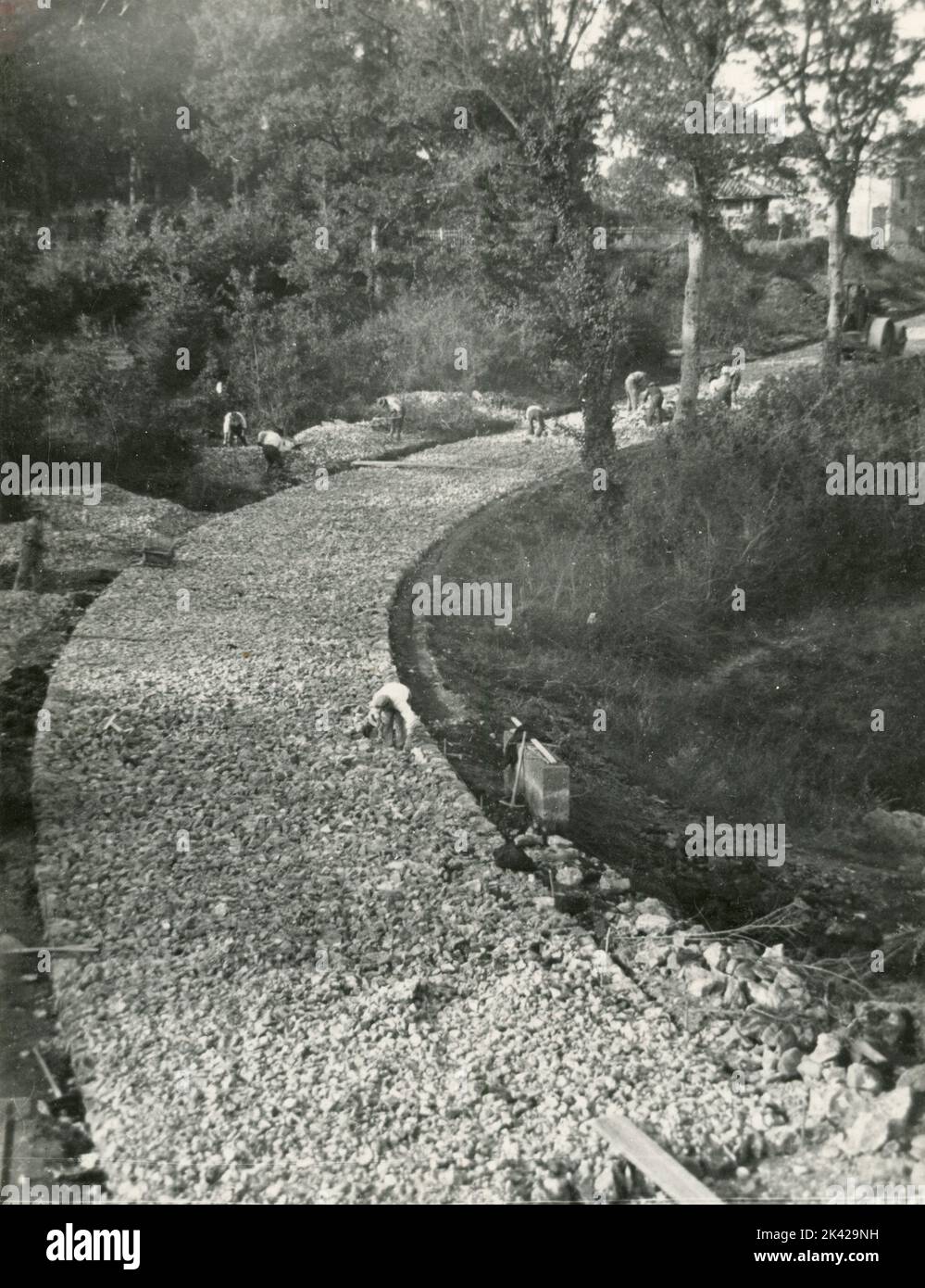How roads were made in the past, Italy 1930s Stock Photo