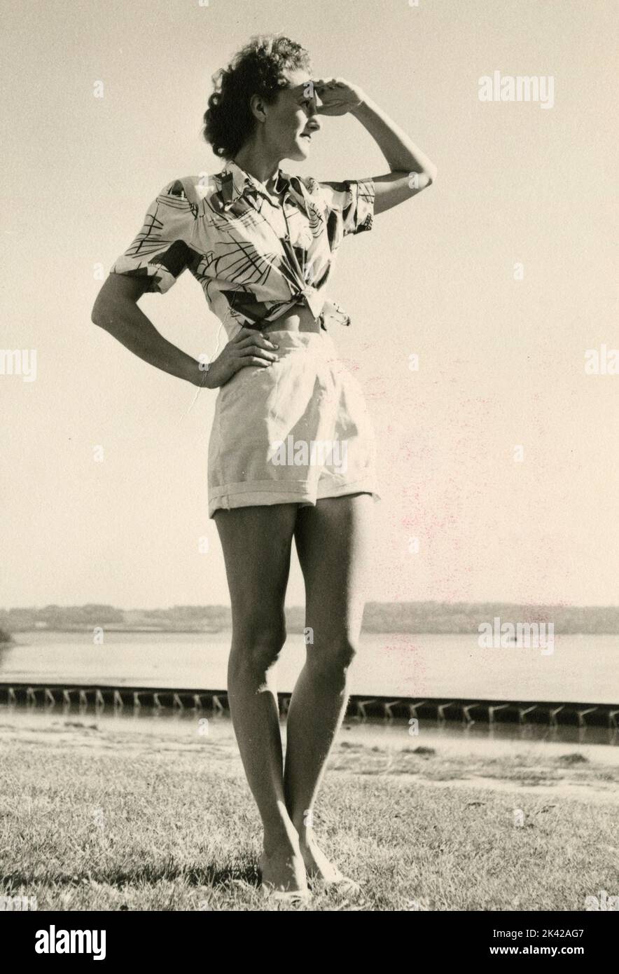 Full-lenght portrait of Laura Tuckerman at the beach in shorts, Italy 1940s Stock Photo