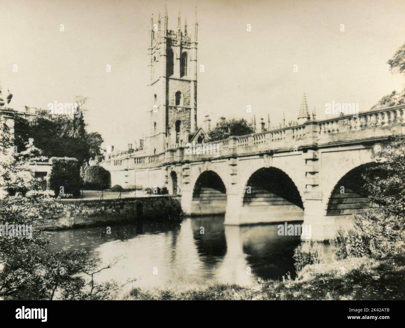 View of Magdalen Tower and bridge, Oxford, UK 1930s Stock Photo
