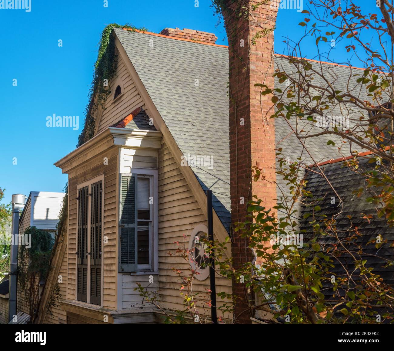 NEW ORLEANS, LA, USA - JANUARY 13, 2022: Side of old home in uptown neighborhood Stock Photo