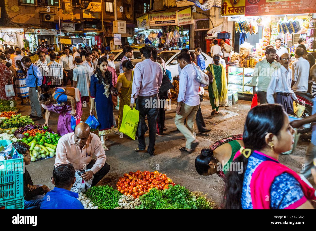 Mumbai, Maharashtra, India : People shop at night in the busy Mangaldas market in the Kalbadevi neighborhood. Stock Photo