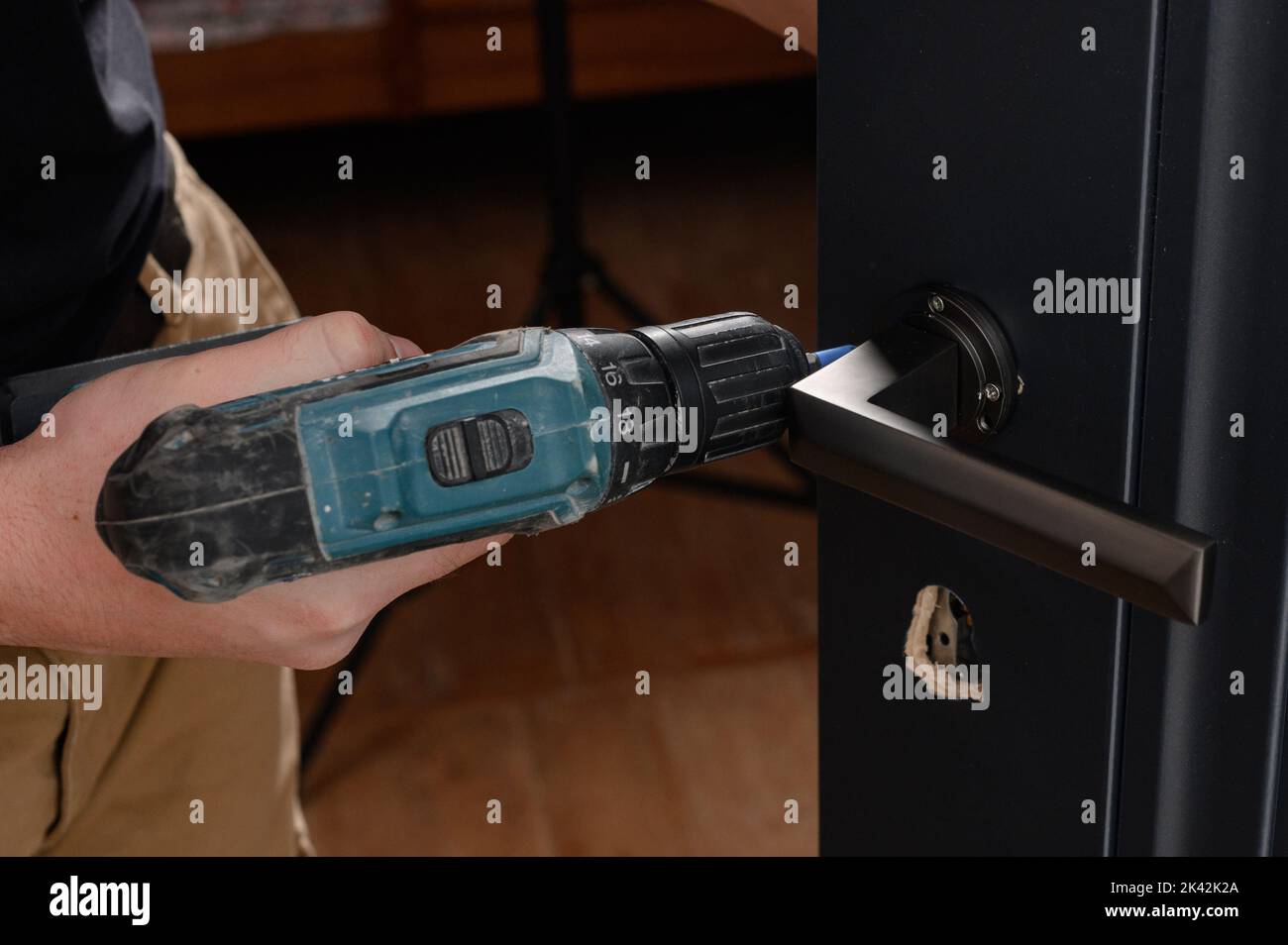 Installation of a door handle on interior doors, carpentry with doors