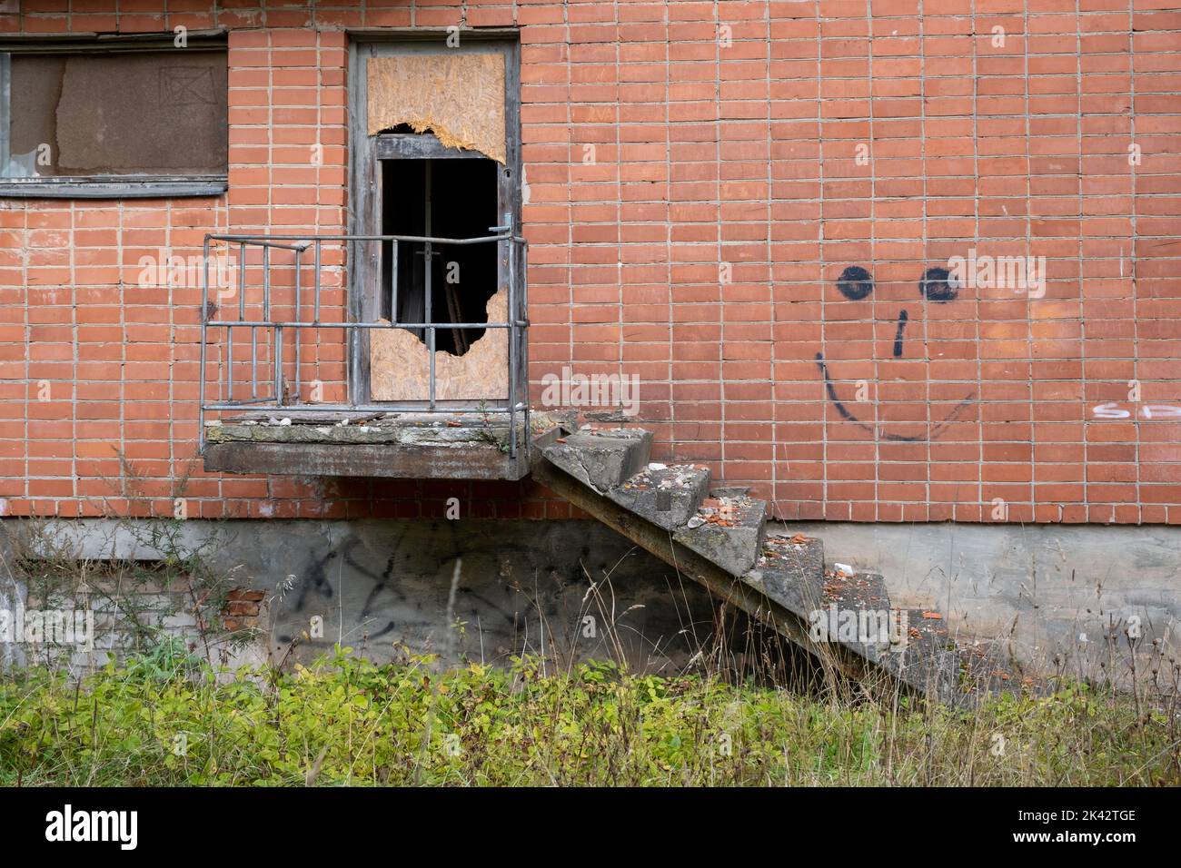 Old and dilapidated doorstep hi-res stock photography and images - Alamy