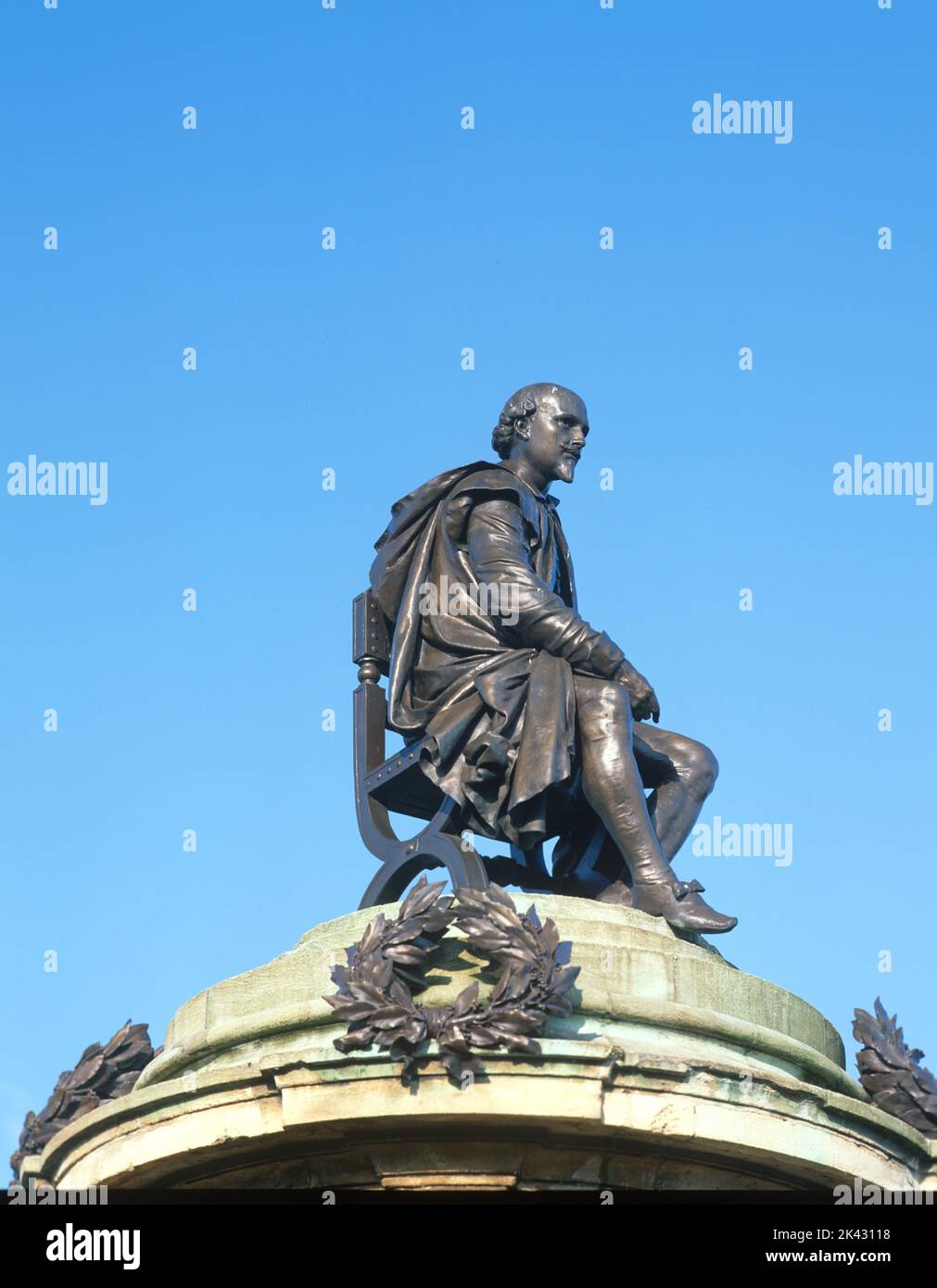 England, Warwickshire,  Stratford-Upon-Avon, statue of William Shakespear, famous poet, playright and author. Stock Photo