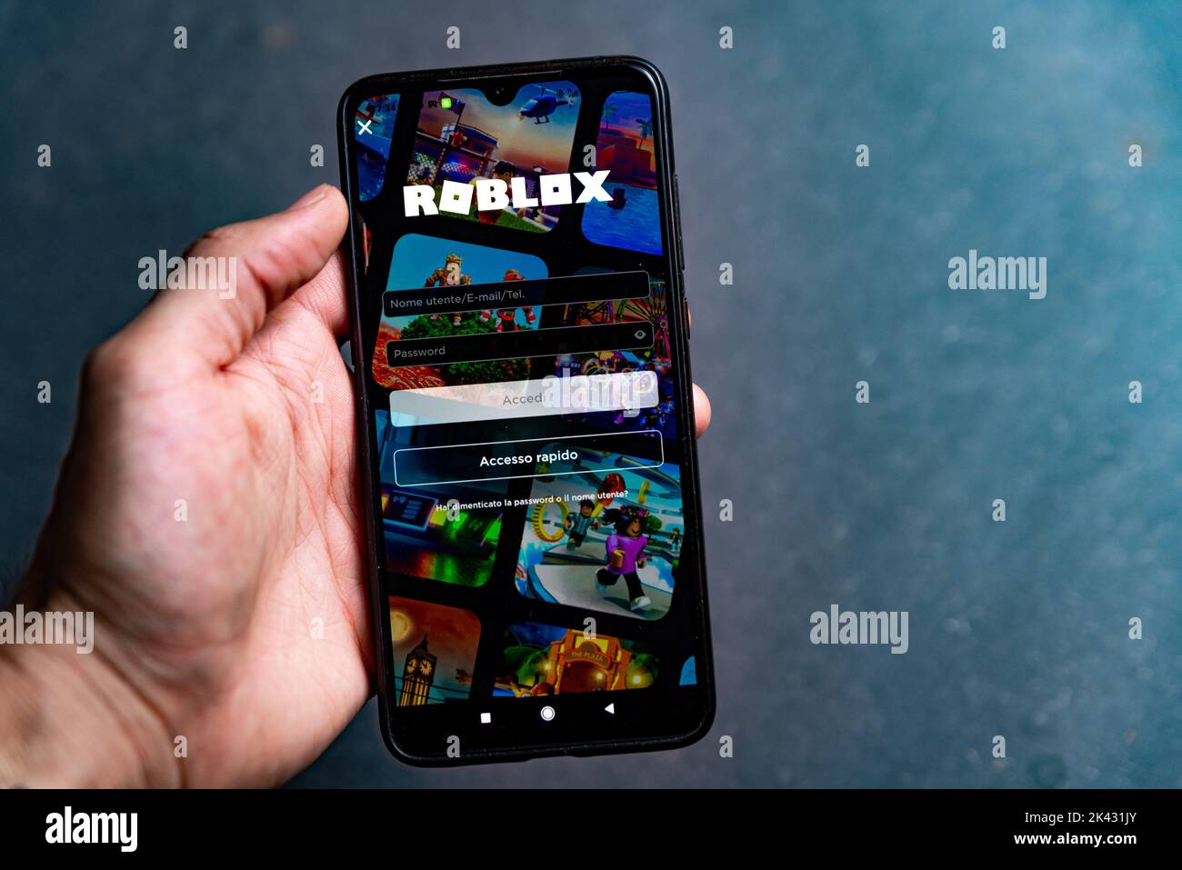 Roblox Game App On Smartphone Screen Foto stock 1996308800