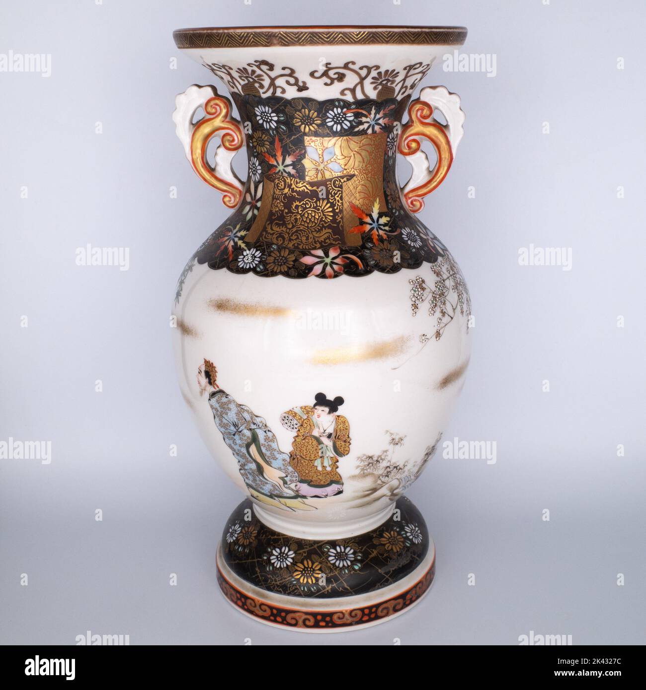 Fine Japanese Kutani Porcelain Vase in Satsuma Style by Eizan 英山 Stock