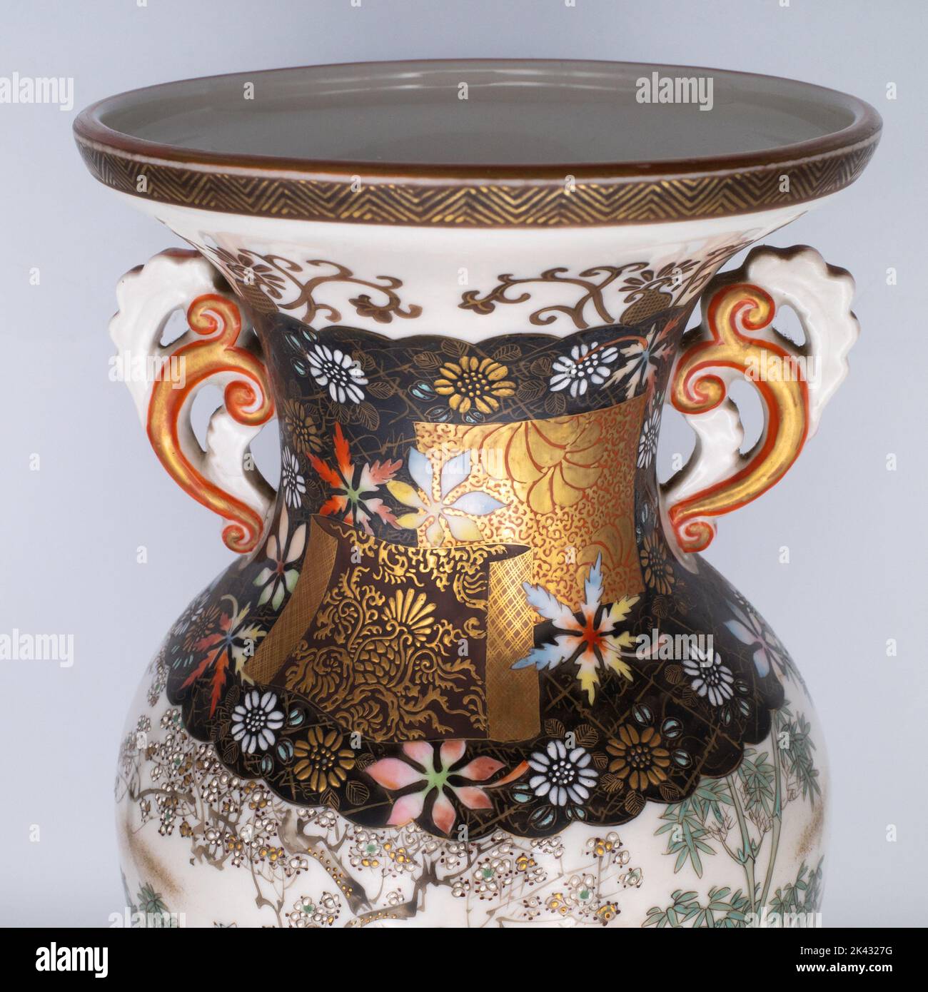 Fine Japanese Kutani Porcelain Vase in Satsuma Style by Eizan 英山 Stock