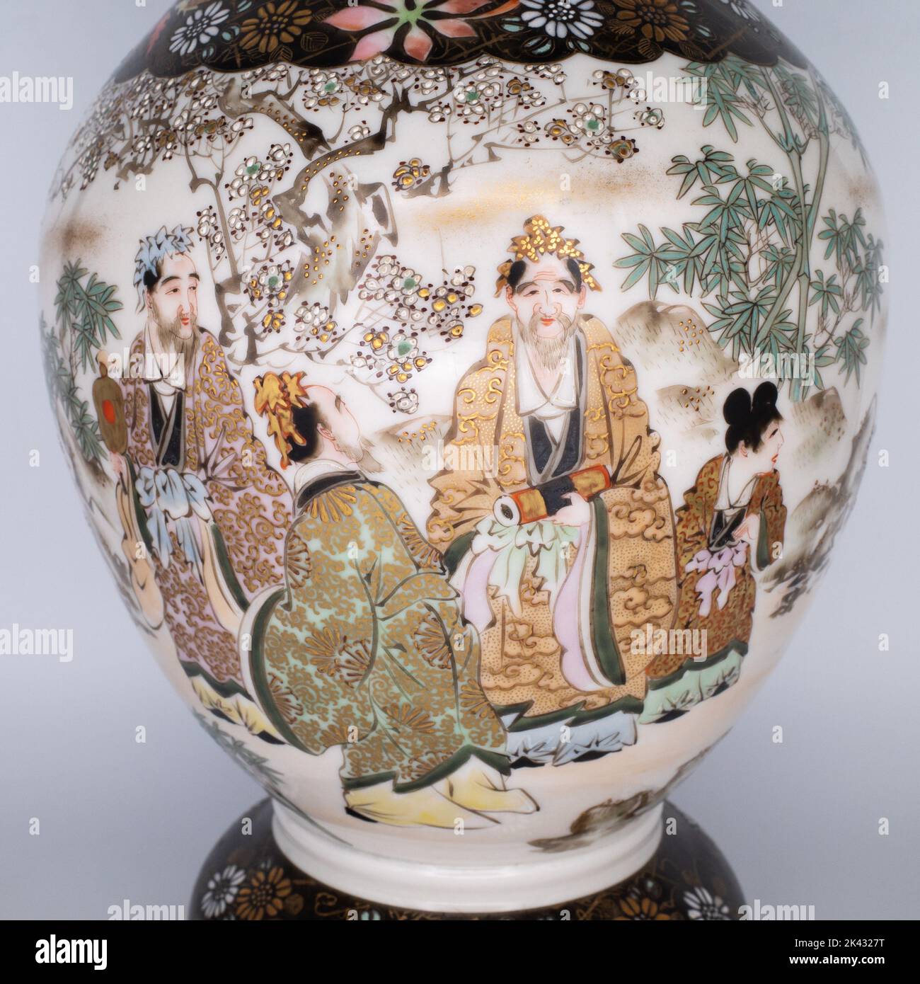 Fine Japanese Kutani Porcelain Vase in Satsuma Style by Eizan 英山 Stock