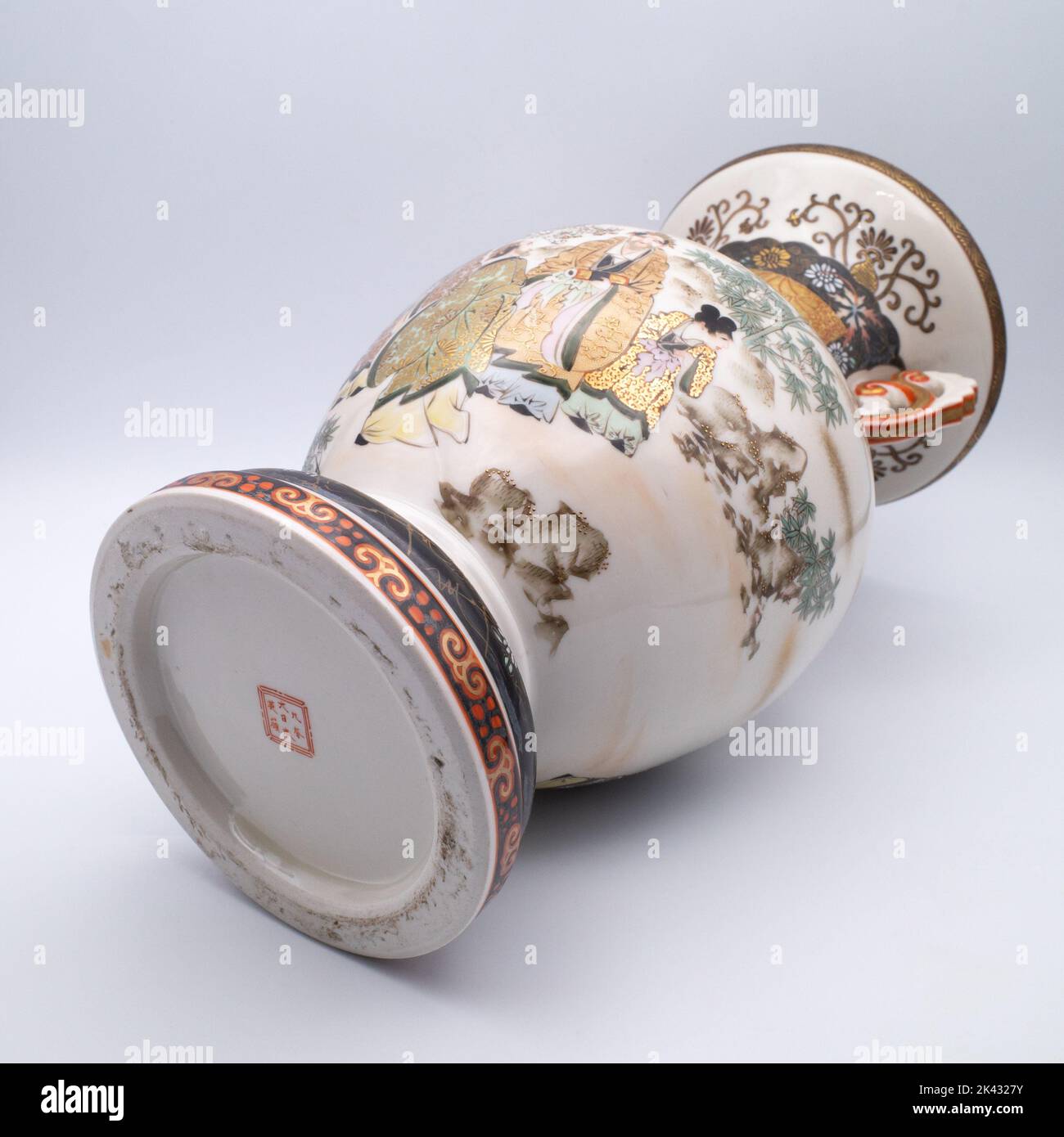 Fine Japanese Kutani Porcelain Vase in Satsuma Style by Eizan 英山 Stock