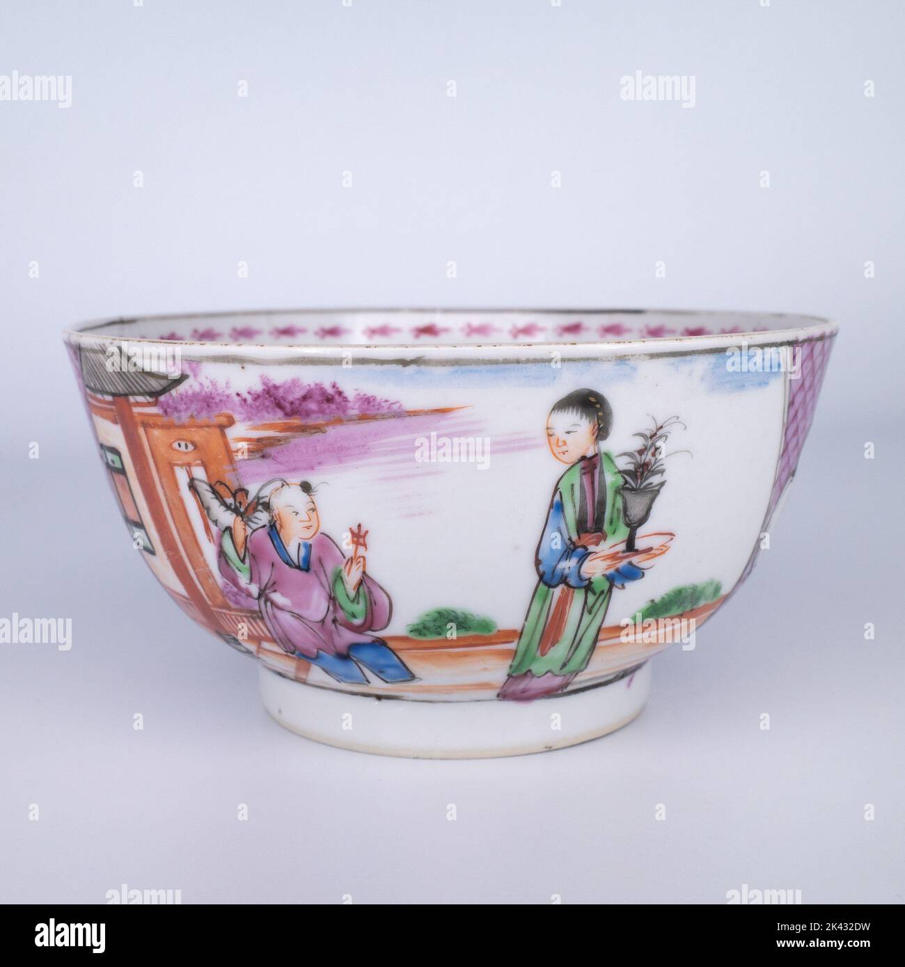 Antique Chinese Qianlong Famille Rose Mandarin Porcelain Bowl. 18th century Stock Photo