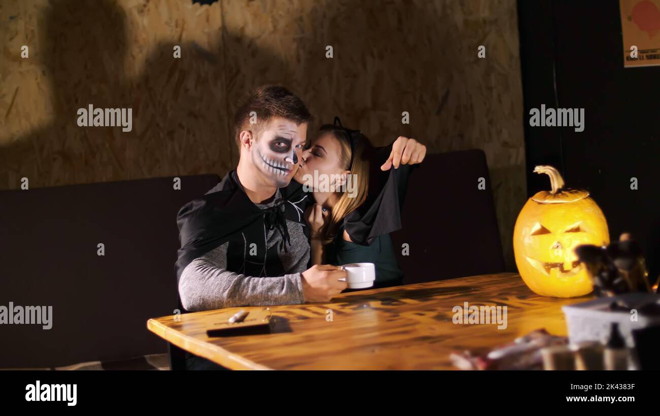 Couple costume halloween hi-res stock photography and images - Alamy