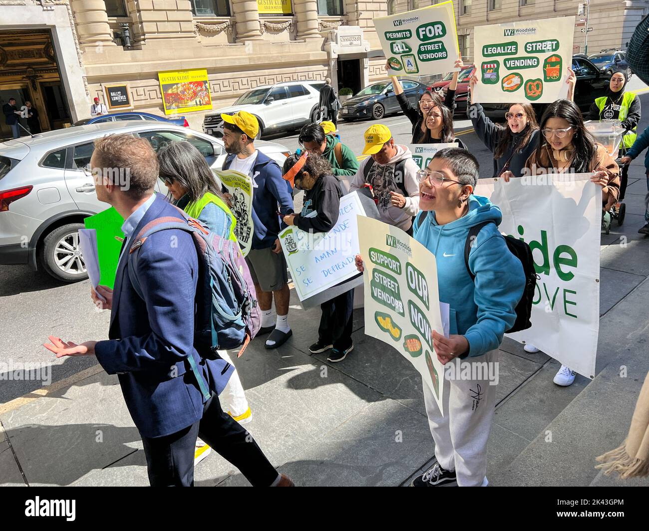 New York, NY, USA. 29th Sep, 2022. Hundreds of street vendors and their ...