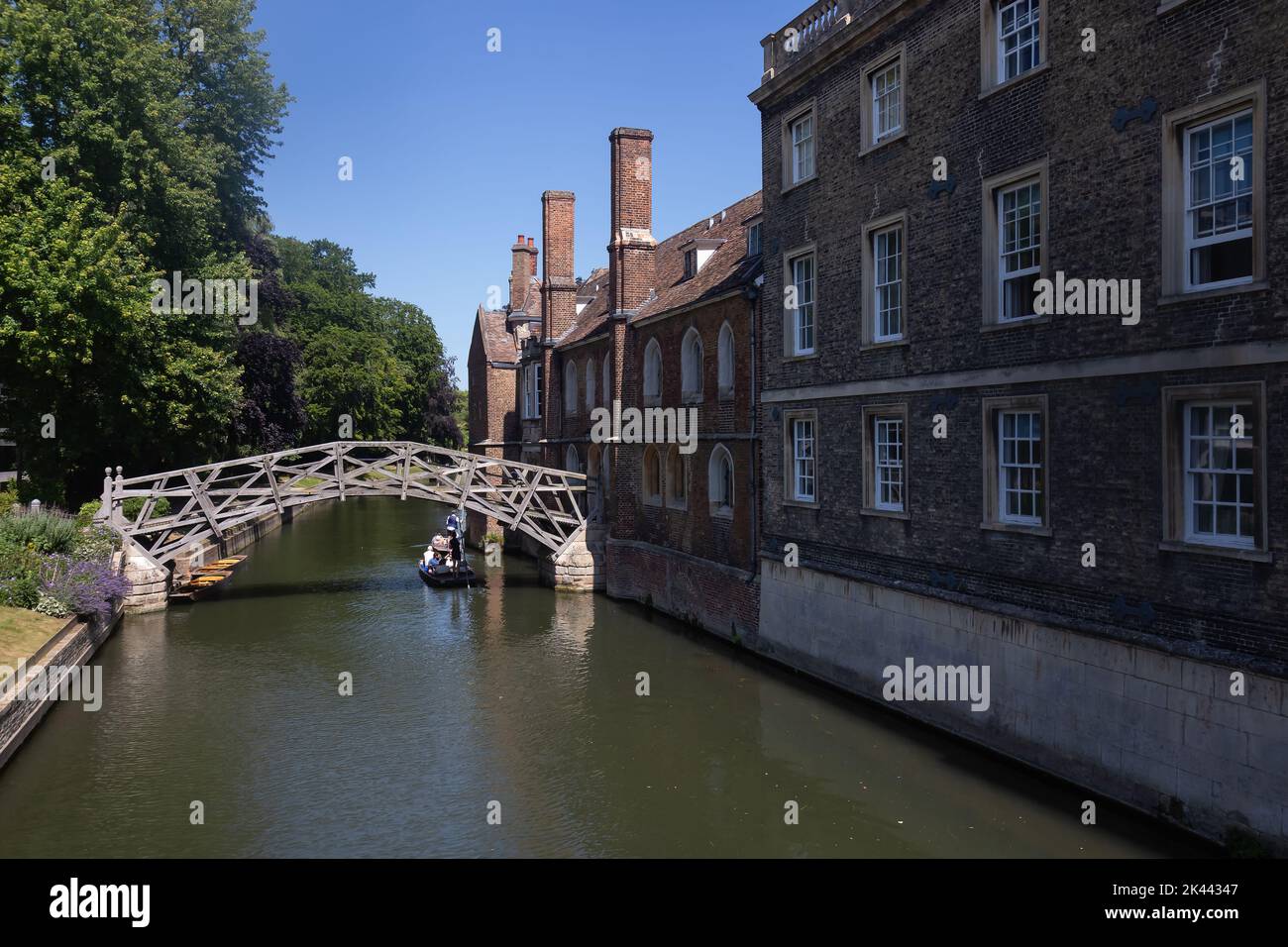 People relax on a punt tour on the River Cam, passing through the mathematical bridge which runs through the heart of Cambridge, UK.22.06.22. Stock Photo