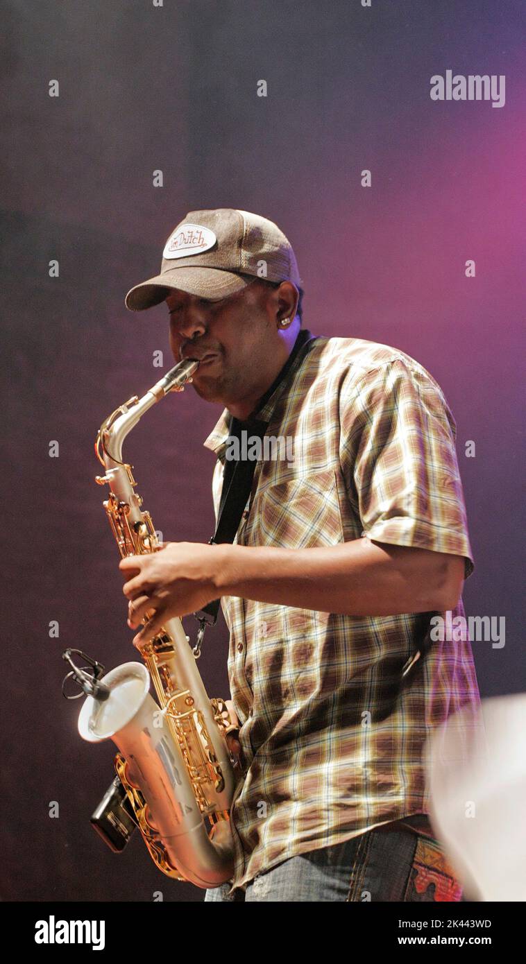 Saxophonist Jarel 'Jarez' Posey performs during a Coolio concert on Monday, Oct. 5, 2009 at club 527 Main in Murfreesboro, Rutherford County, TN, USA. Born Artis Leon Ivey Jr., Coolio is perhaps best known for his mid-1990s hits 'Gangsta's Paradise' and 'Fantastic Voyage,' winning the 1996 Grammy for Best Rap Solo Performance and 1996 MTV Video Music Award for 'Gangsta's Paradise' and being crowned Favorite Rap/Hip-Hop Artist at the 1996 American Music Awards. (Apex MediaWire Photo by Billy Suratt) Stock Photo