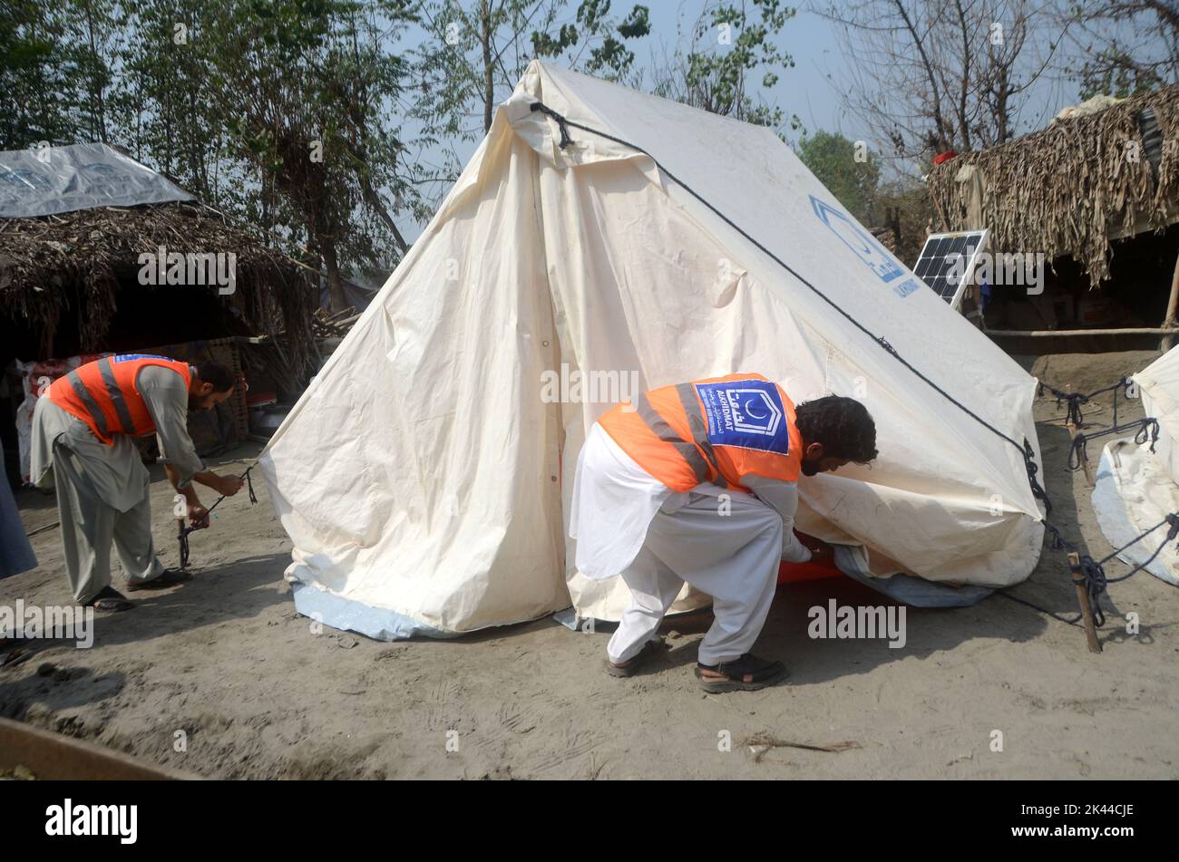 Peshawar, Khyber Pakhtunkhwa, Pakistan. 27th Sep, 2022. Al-Khidmat Foundation (AKF) established a tent village for flood-affected Afghan refugees at Hassan Khel, district Charsadda. The houses of 180 Afghan refugees residing in Hassan Khel an adjacent locality of Sar Daryab were destroyed in the recent flood. (Credit Image: © Hussain Ali/Pacific Press via ZUMA Press Wire) Stock Photo