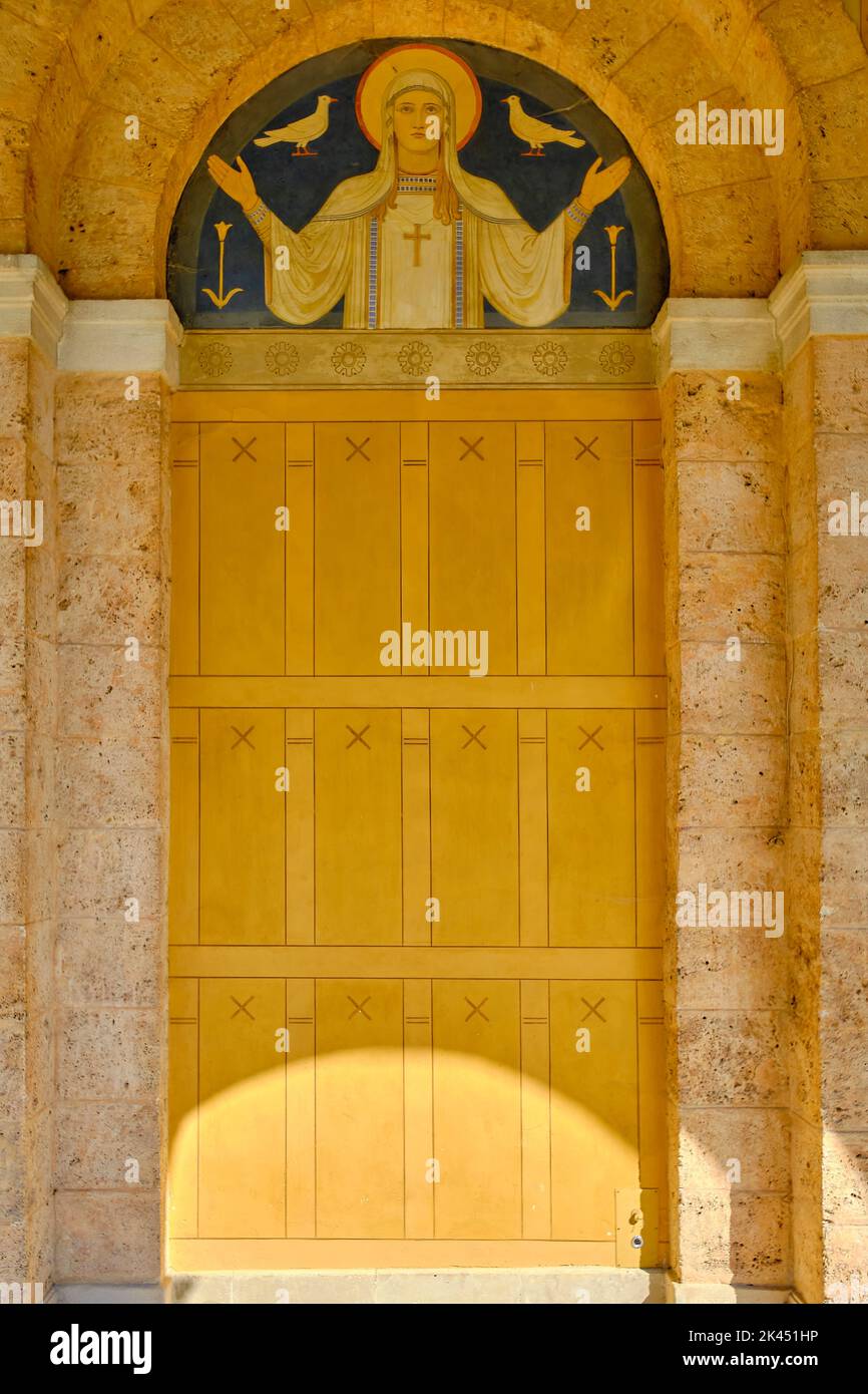 Kunstvoll ausgestaltete Arkade in der Vorhalle der Klosterkirche der Erzabtei St. Martin des Benediktinerklosters zu Beuron im Oberen Donautal in der Stock Photo