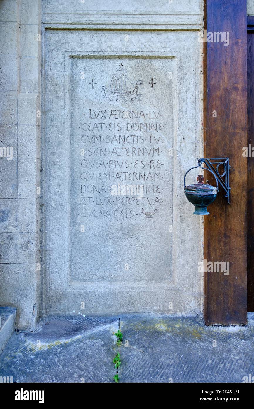 Lux aeterna luceat eis, lateinische Inschrift Friedhof Klosterkirche St. Martin Erzabtei Benediktinerkloster Beuron, Oberes Donautal bei Sigmaringen, Stock Photo
